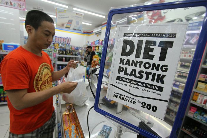 Ilustrasi - Larangan penggunaan kantong plastik sekali pakai.