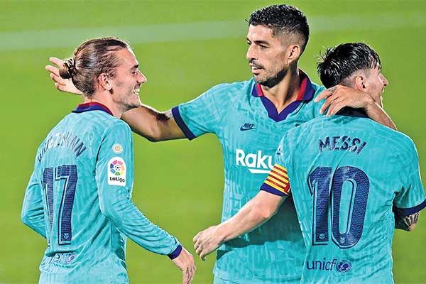 Striker Barcelona Antoine Griezmann (kiri) merayakan gol yang dicetaknya dengan Lionel Messi (kanan) dan Luis Suarez