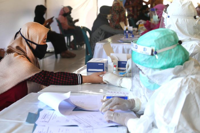 Para santri Ponpes Gontor asal Sidoarjo, menjalani rapid test, Selasa (16/6) sebelum kembali ke pesantren. 