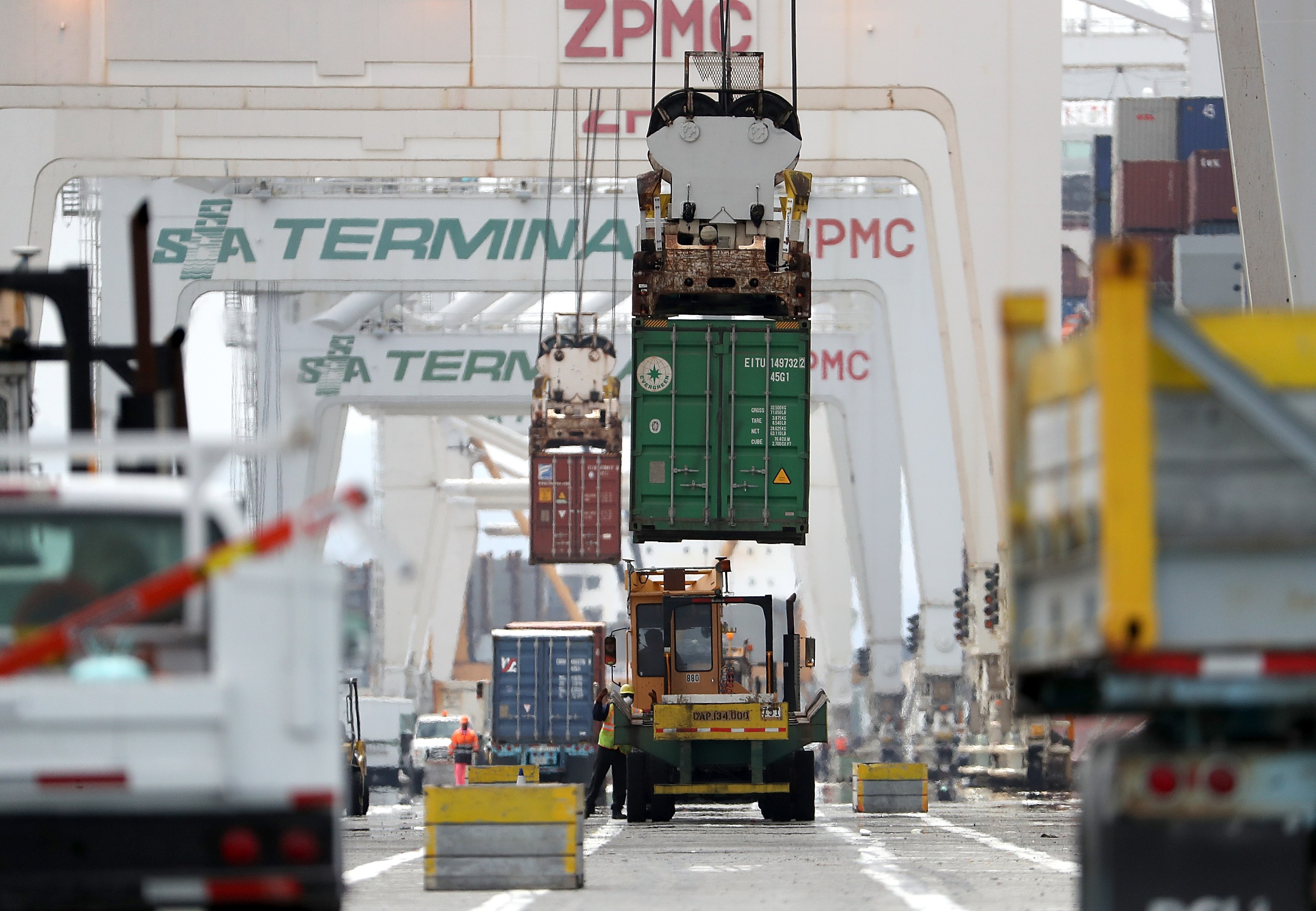 Ilustrasi bongkar muat kontainer yang berisi produk impor.