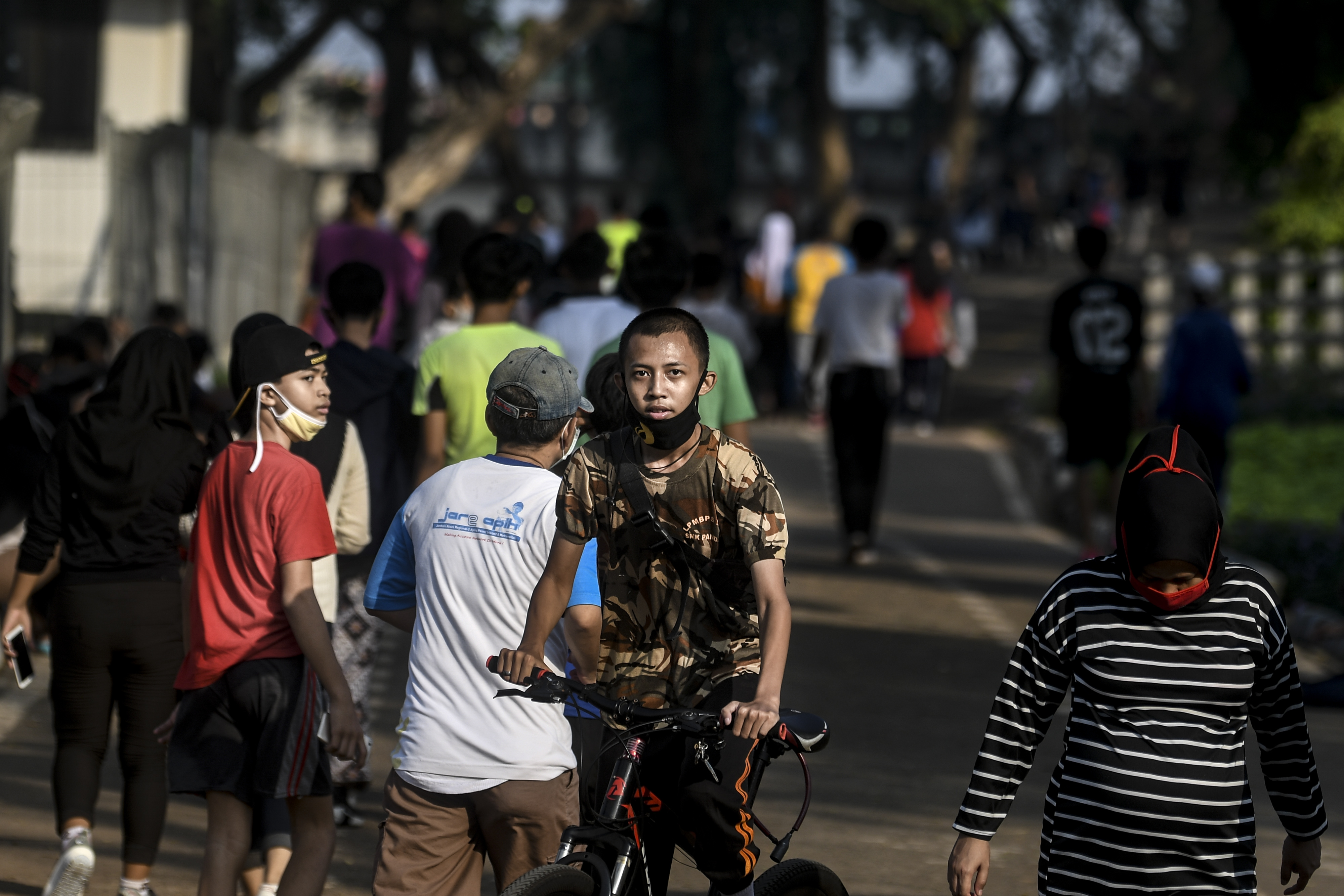 Warga tidak menggunakan masker secara benar saat berolahraga pada Hari Bebas Kendaraan Bermotor (HBKB) atau Car Free Day (CFD).
