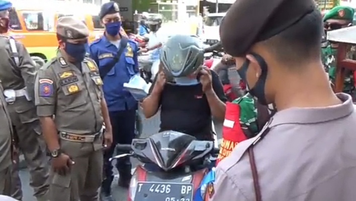 Petugas razia warga yang tidak menggunakan masker