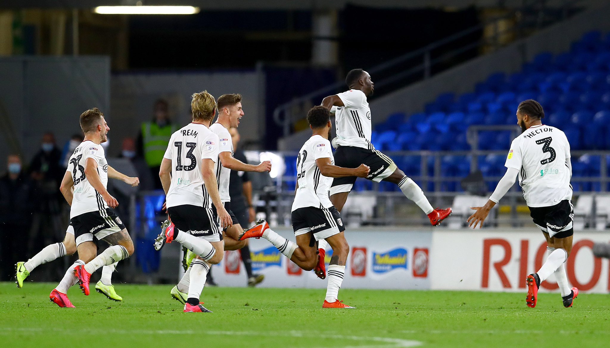 Para pemain Fulham melakukan selebrasi usai mencetak gol ke gawang Cardiff City di laga playoff promosi Divisi Championship.