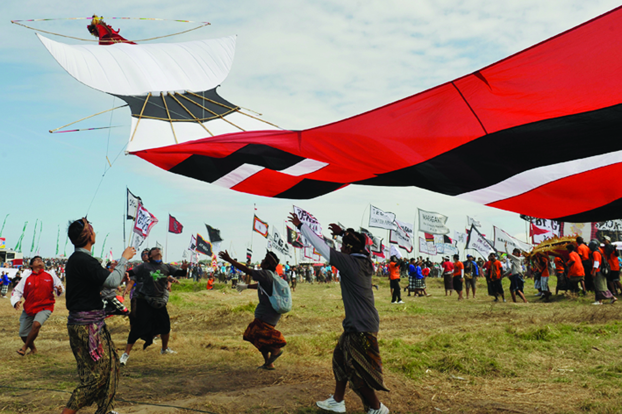 Lomba Layang-Layang Bali di Pantai Padanggalak, Denpasar, Bali sebelum wabah covid-19. Saat ini lomba layang-layang dilaksanakan virtual.