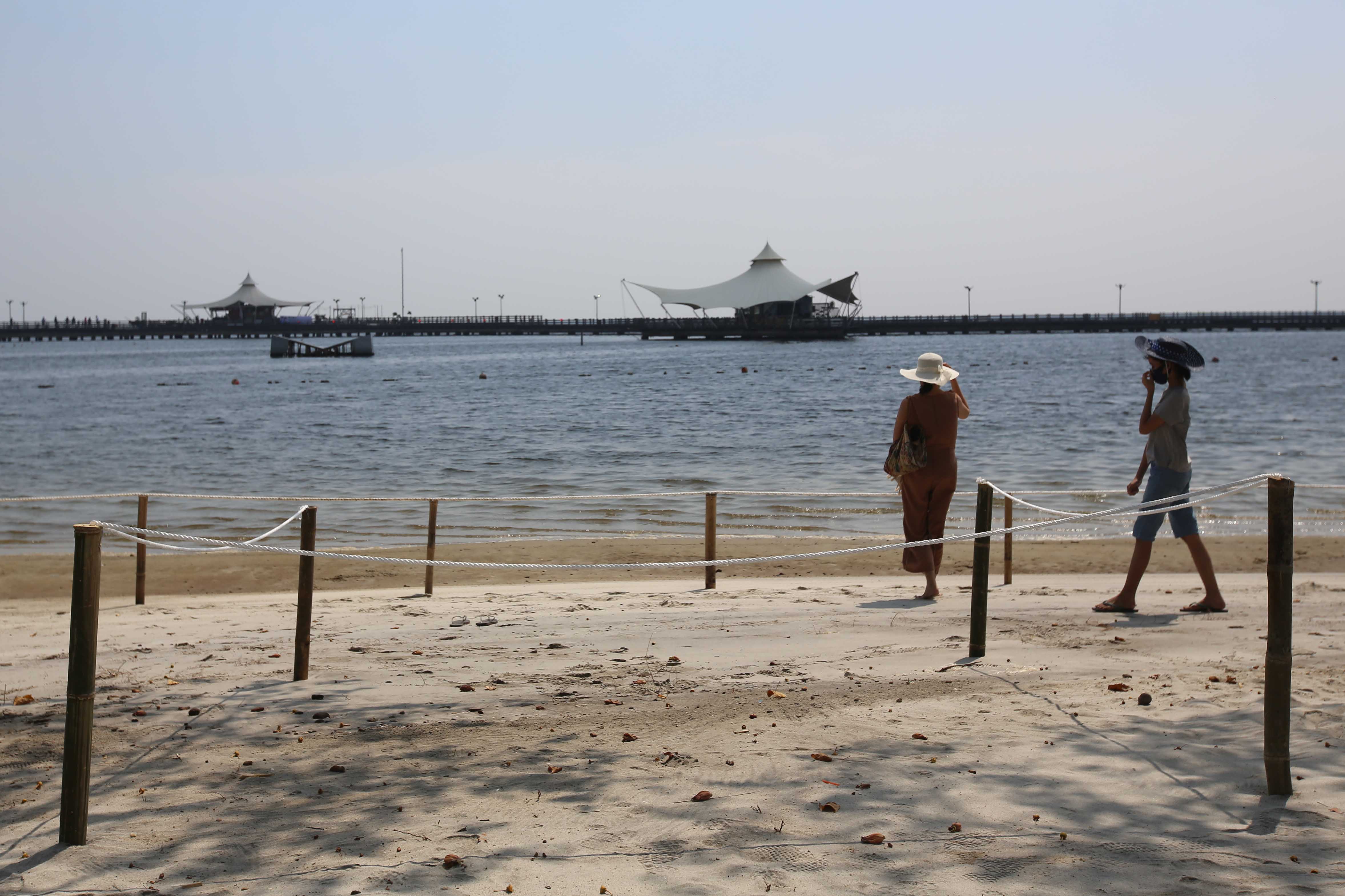 Pengunjung sedang menikmati pantai Ancol