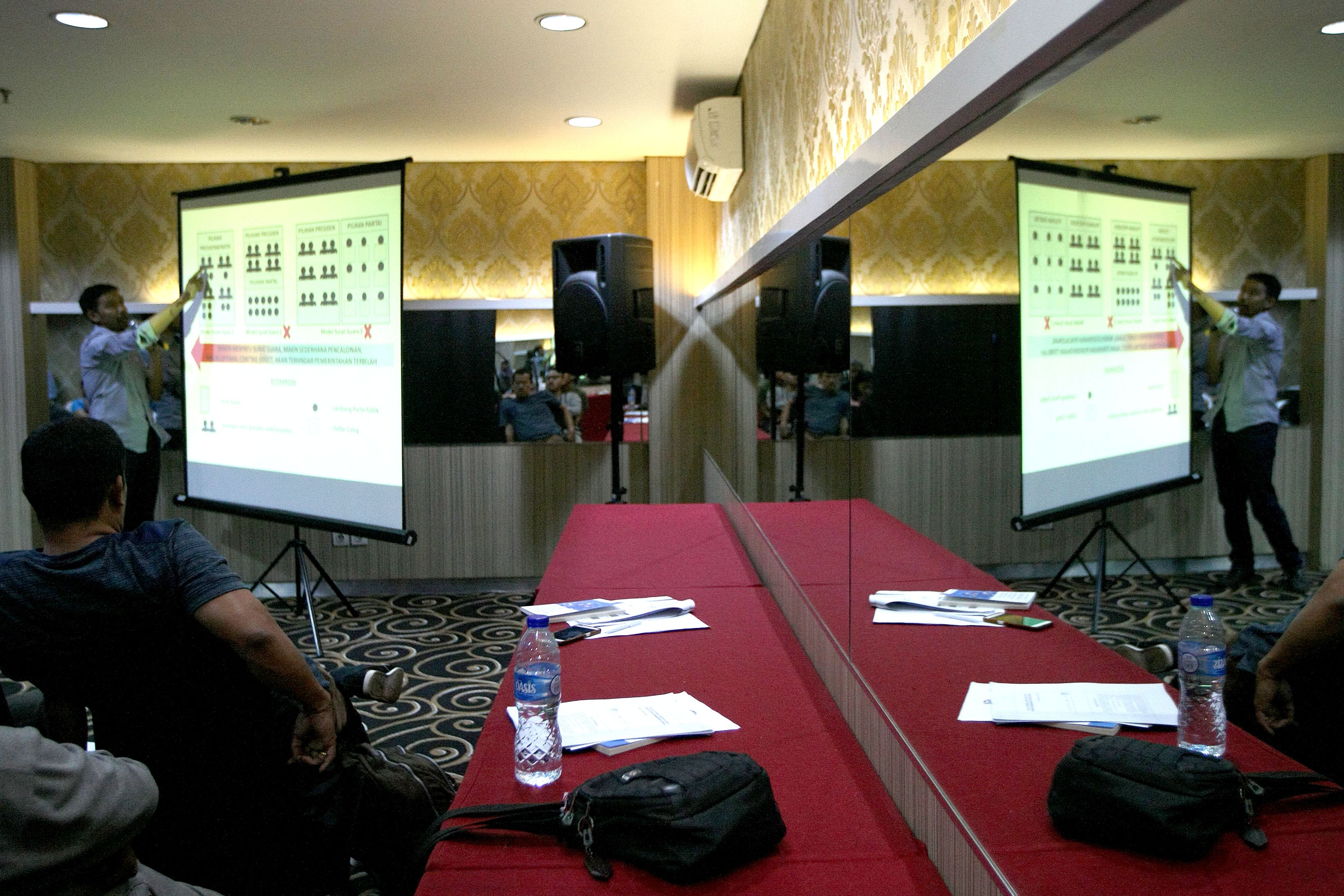 EVALUASI PEMILU SERENTAK: Peneliti Perludem Usep Hasan Sadikin menyampaikan pemaparan dalam diskusi evaluasi pemilu serentak, Minggu (2/2).