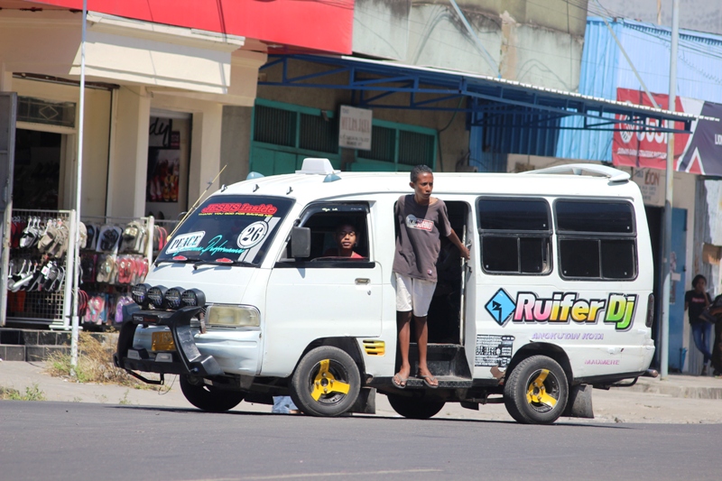 Meski masih pandemi, naik angkot di Kota Maumere, Kabupaten Sikka, NTT abaikan protokol kesehatan pencegahan covid.