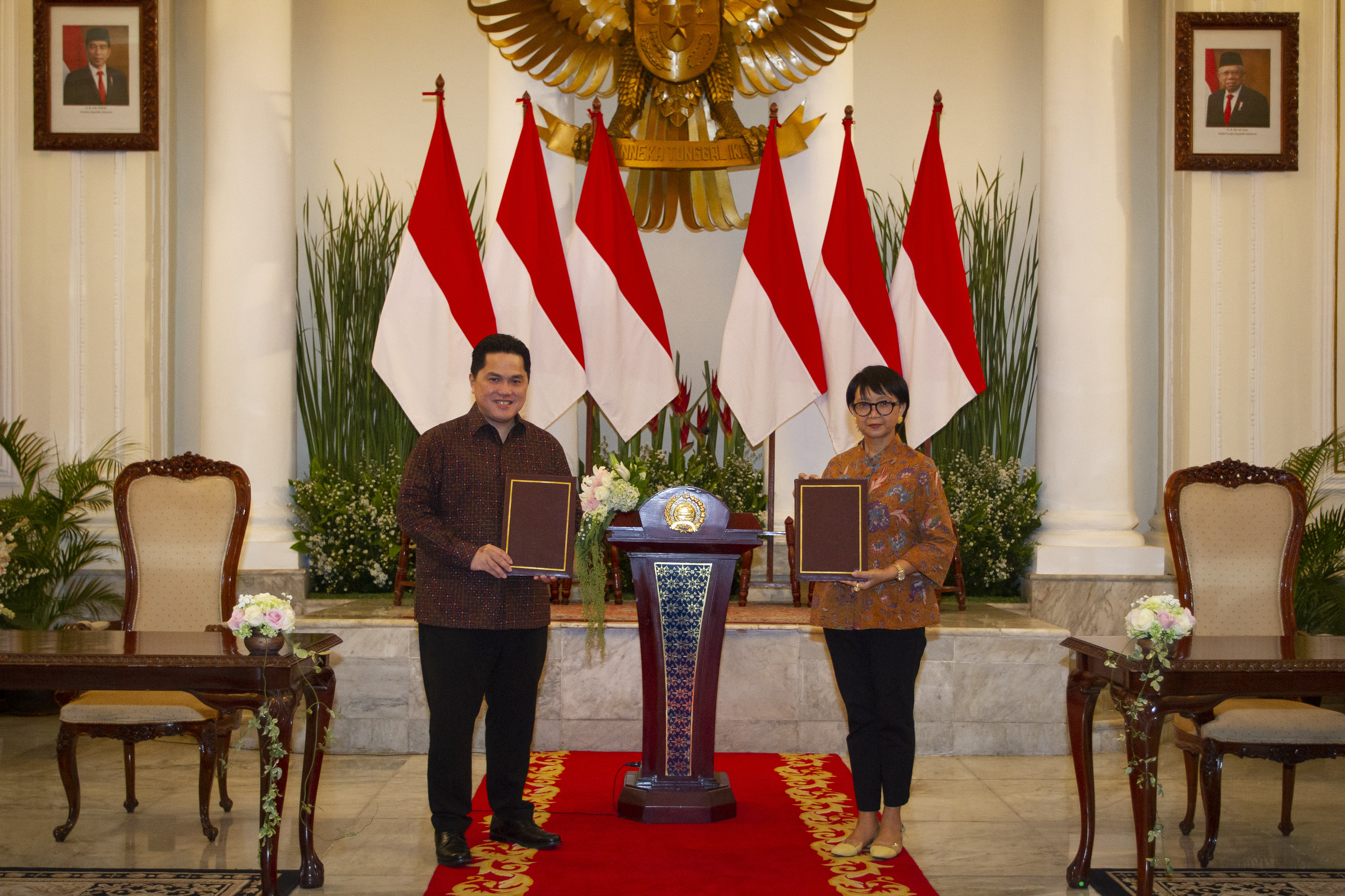 Menteri Luar Negeri Retno Marsudi (kanan) dan Menteri Badan Usaha Milik Negara (BUMN) Erick Thohir (kiri) menandatangani Nota Kesepahaman.