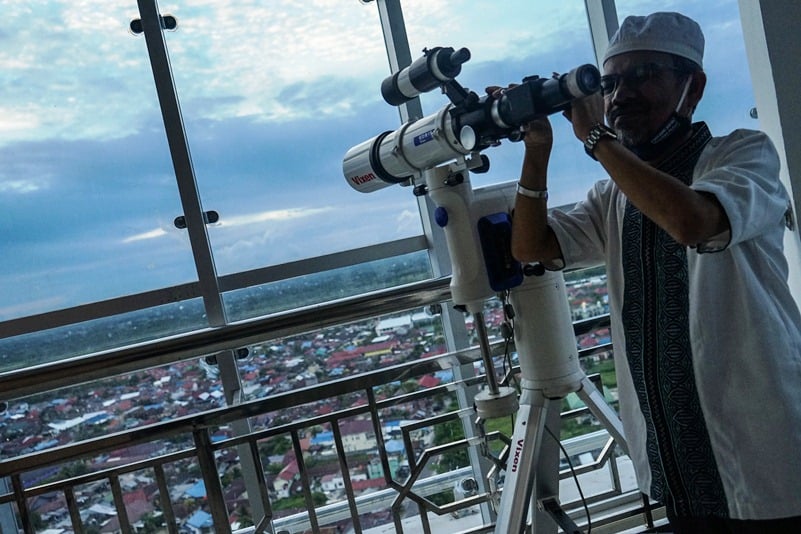 Tim Rukyatul Hilal Kanwil Kementerian Agama Provinsi Kalteng mengamati posisi hilal
