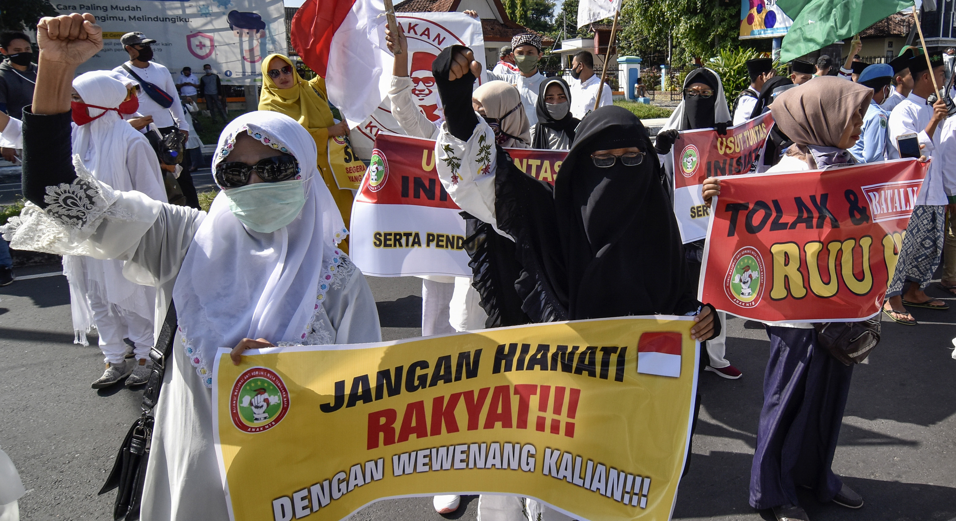 TOLAK RUU HIP: Sejumlah pengunjukrasa memajang poster saat mengikuti aksi penolakan terkait RUU HIP di NTB.