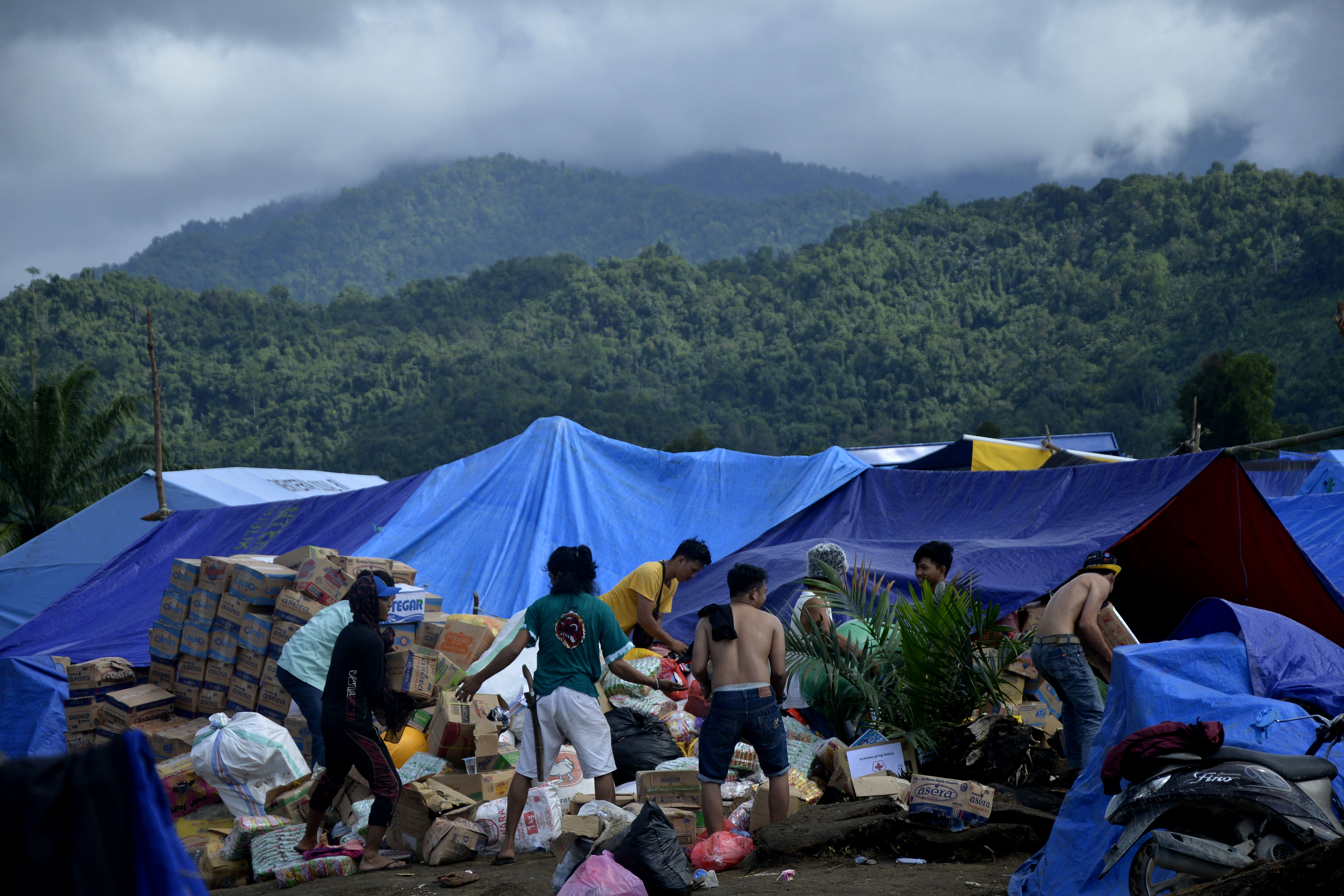 Korban banjir dan relawan mengatur bantuan logistik di pengungsian Perbukitan Desa Meli, Kecamatan Baebunta, Kabupaten Luwu Utara, Sulsel.