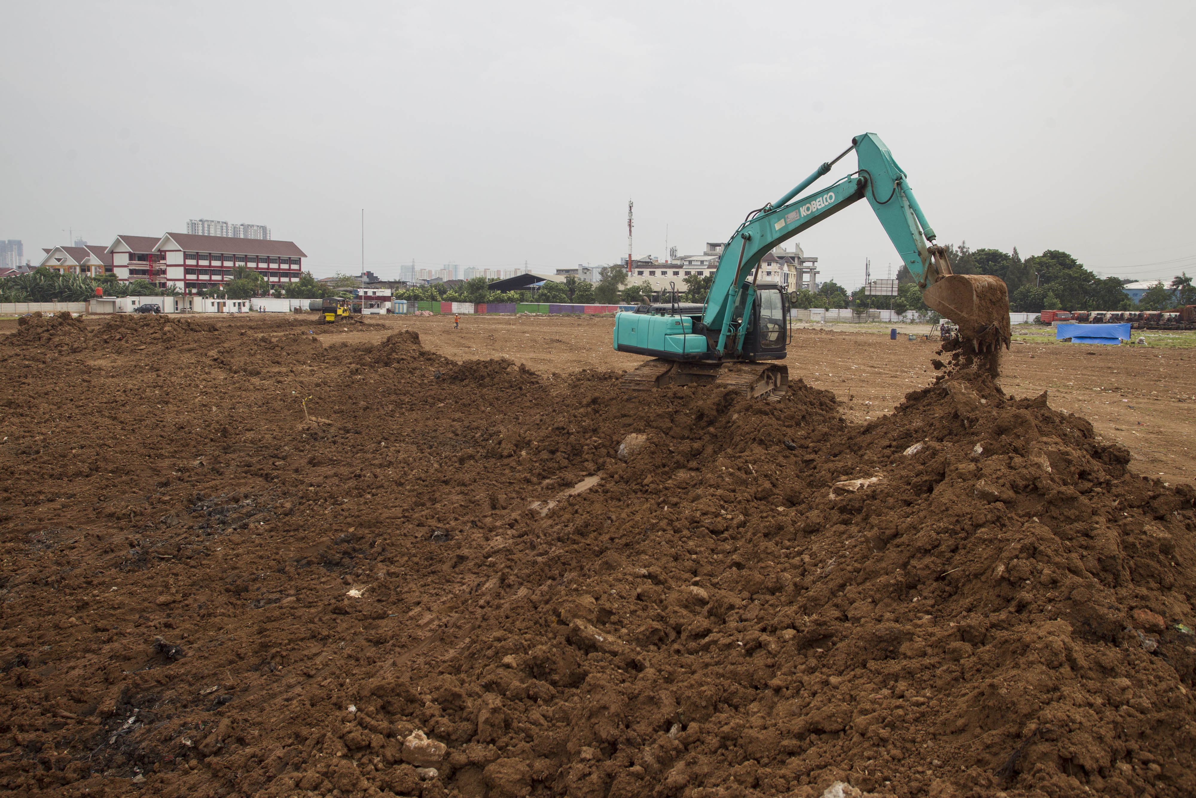 Sejumlah alat berat melakukan pemerataan tanah pada area proyek pembangunan stadion BMW, Jakarta, meski tanah itu masih sengketa.