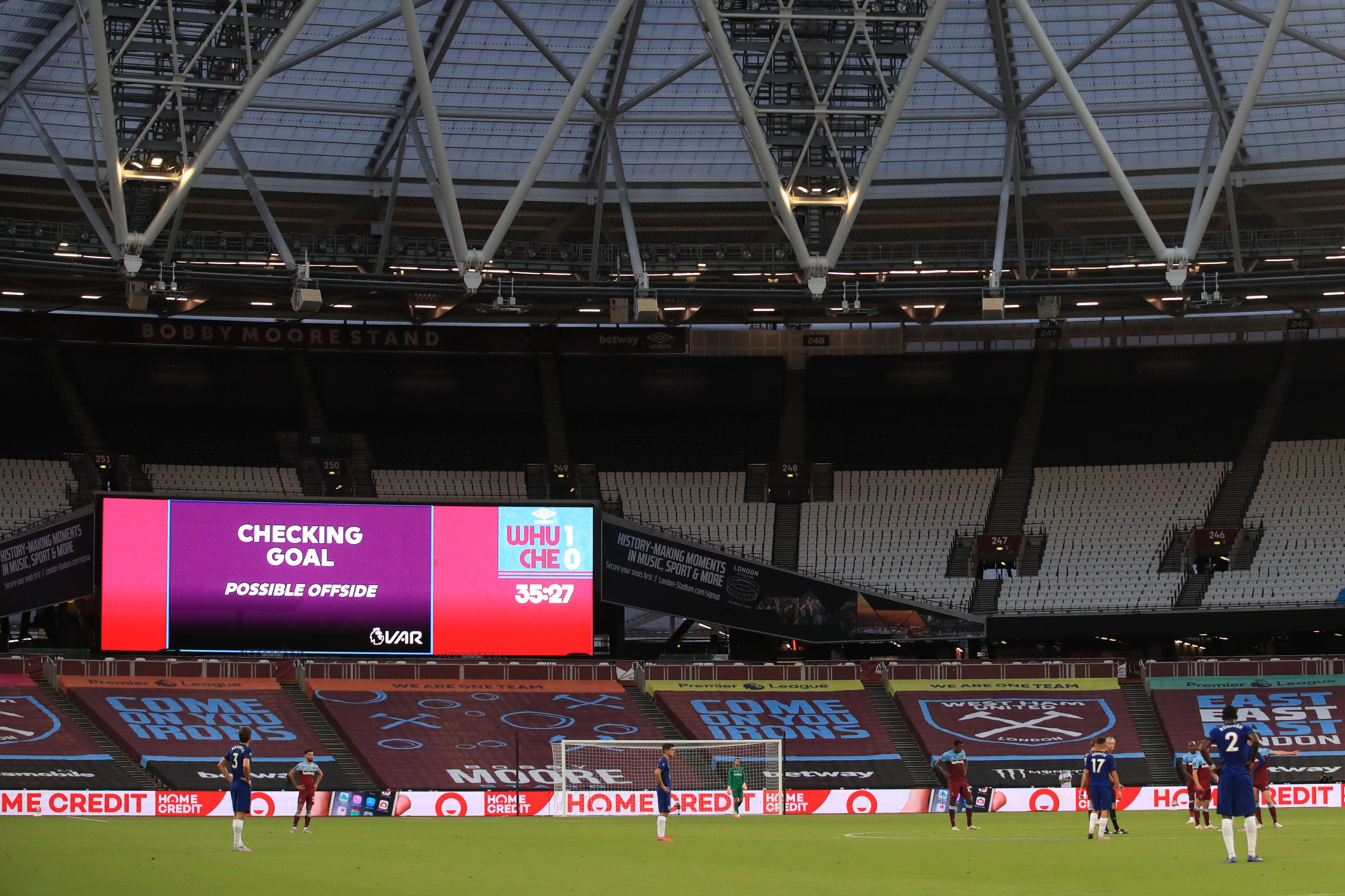 VAR mengecek keabsahan gol yang dicetak West Ham United ke gawang Chelsea dalam laga Liga Primer Inggris.