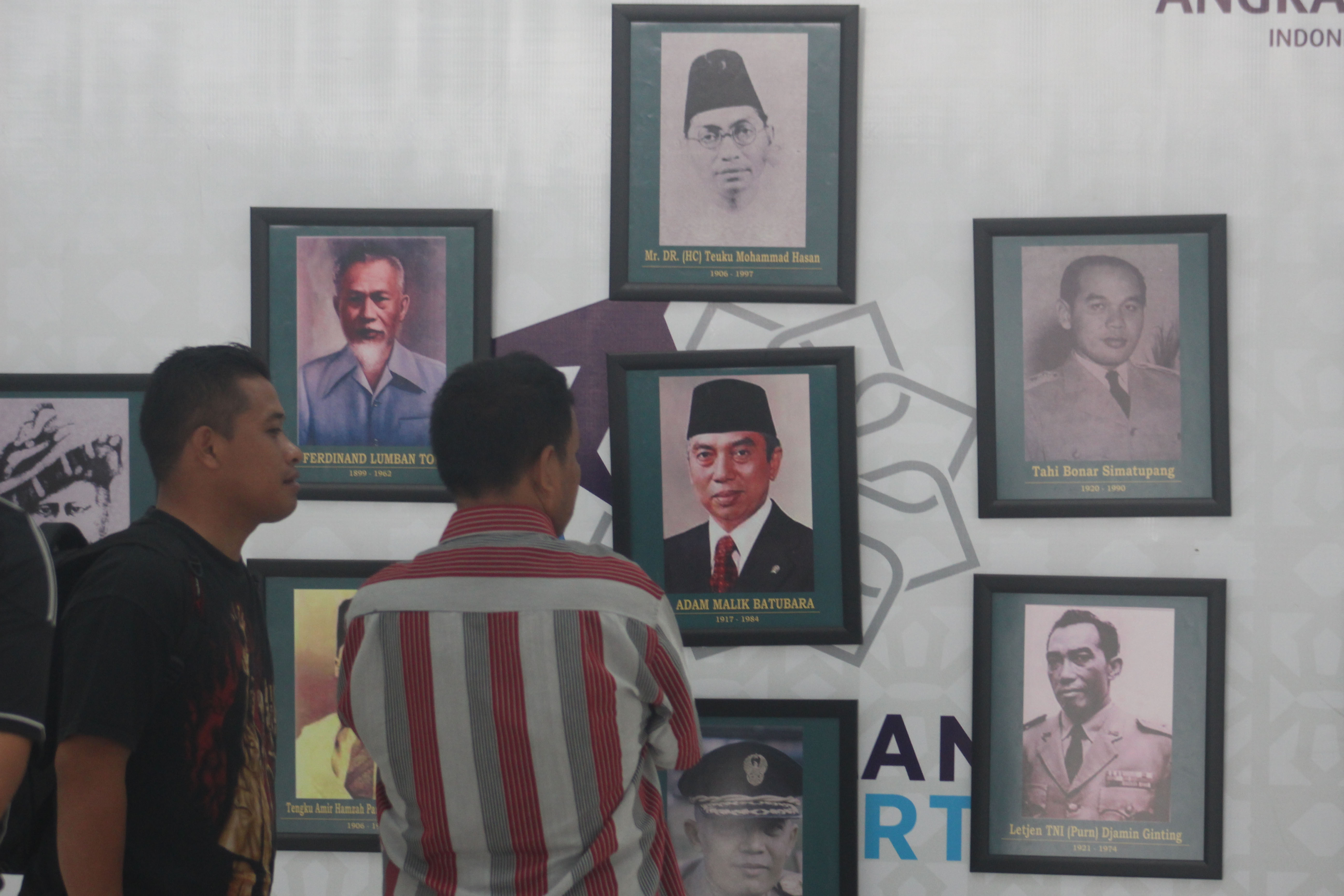 Pameran foto sejumlah tokoh pahlawan asal Sumatra Utara, salah satunya sastrawan Tengku Amir Hamzah.