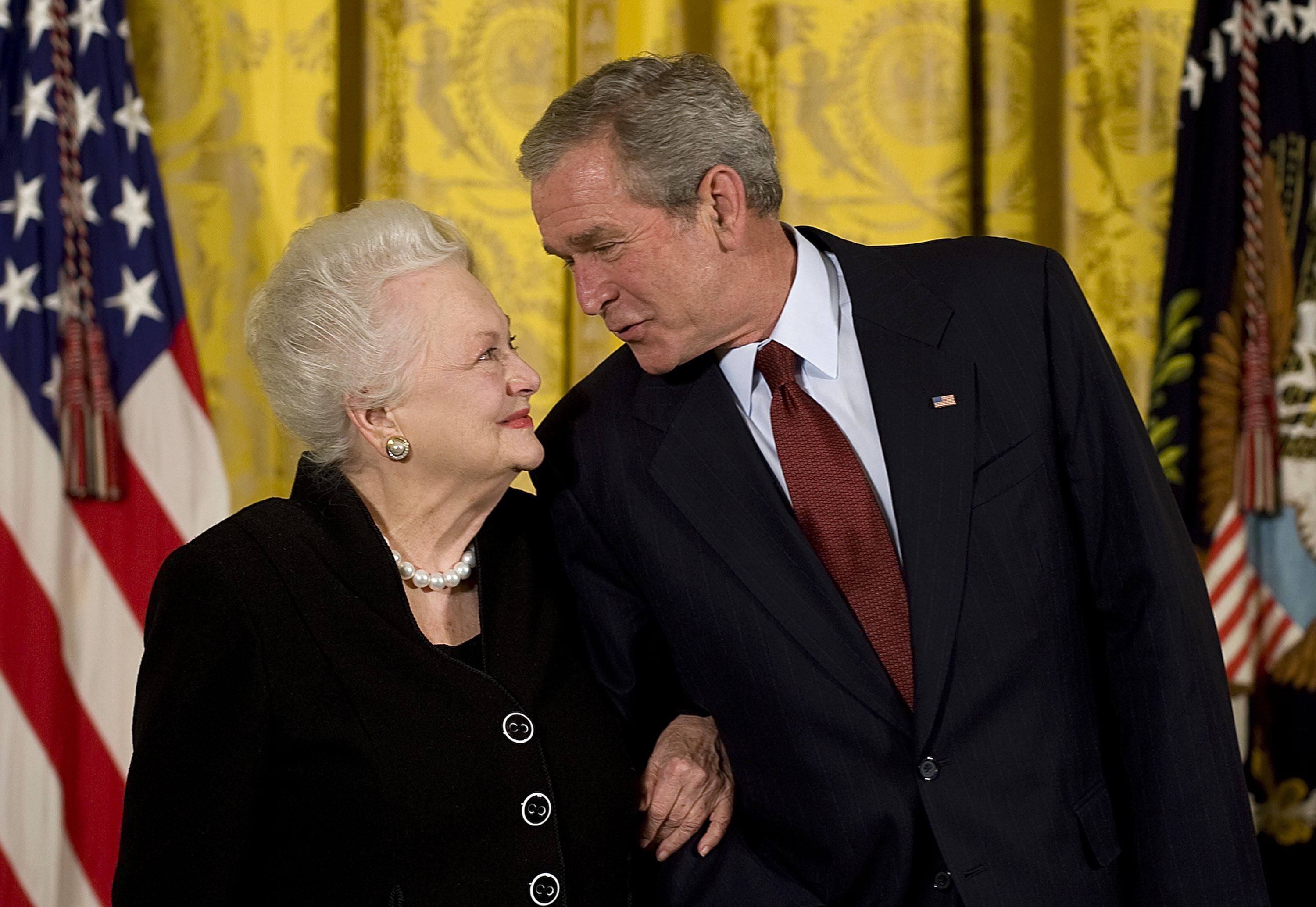 Aktris Olivia de Havilland saat menerima penghargaan National Medals of Arts dari Presiden George W Bush pada 17 November 2008. 