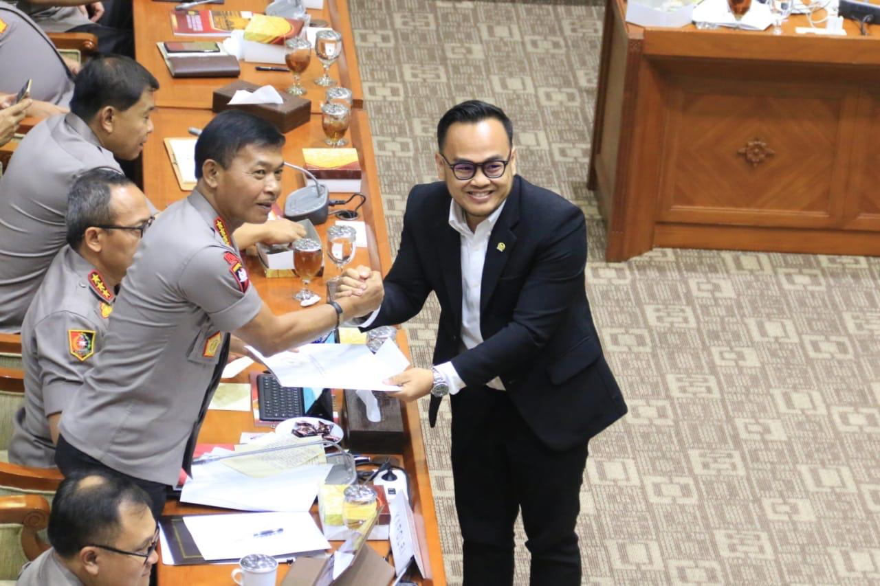 Anggota Komisi III FPKB DPR RI Moh Rano Alfath (jas hitam) menyalami Kapolri Jenderal Idham Azis.