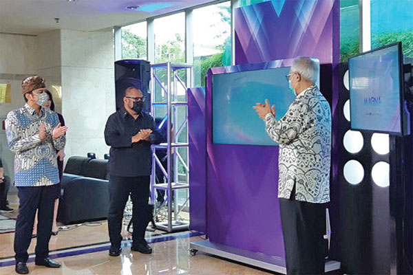 TV DIGITAL: CEO Media Group Muhammad Mirdal Akib (tengah) meluncurkan televisi digital dari Media Group, Magna Channel,  