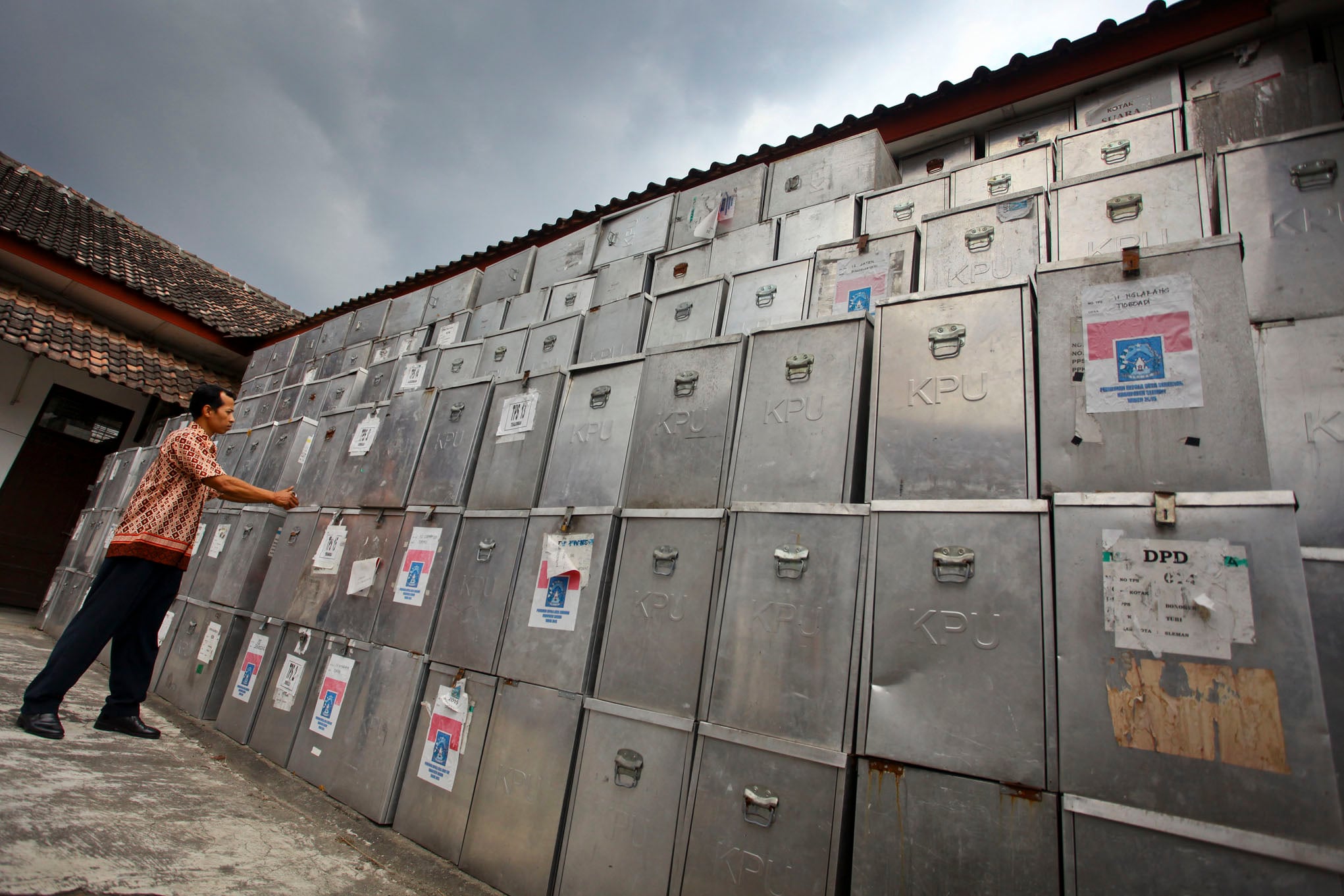 Ilustrasi:  Petugas menata kotak suara yang akan digunakan untuk Pemilihan Kepala Daerah (Pilkada)