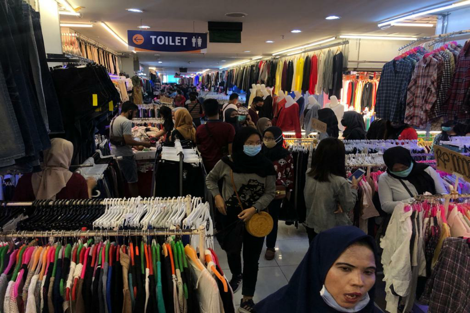  Sejumlah pengunjung memadati Pasar Senen Blok III, Jakarta Pusat, Kamis (2/7). 