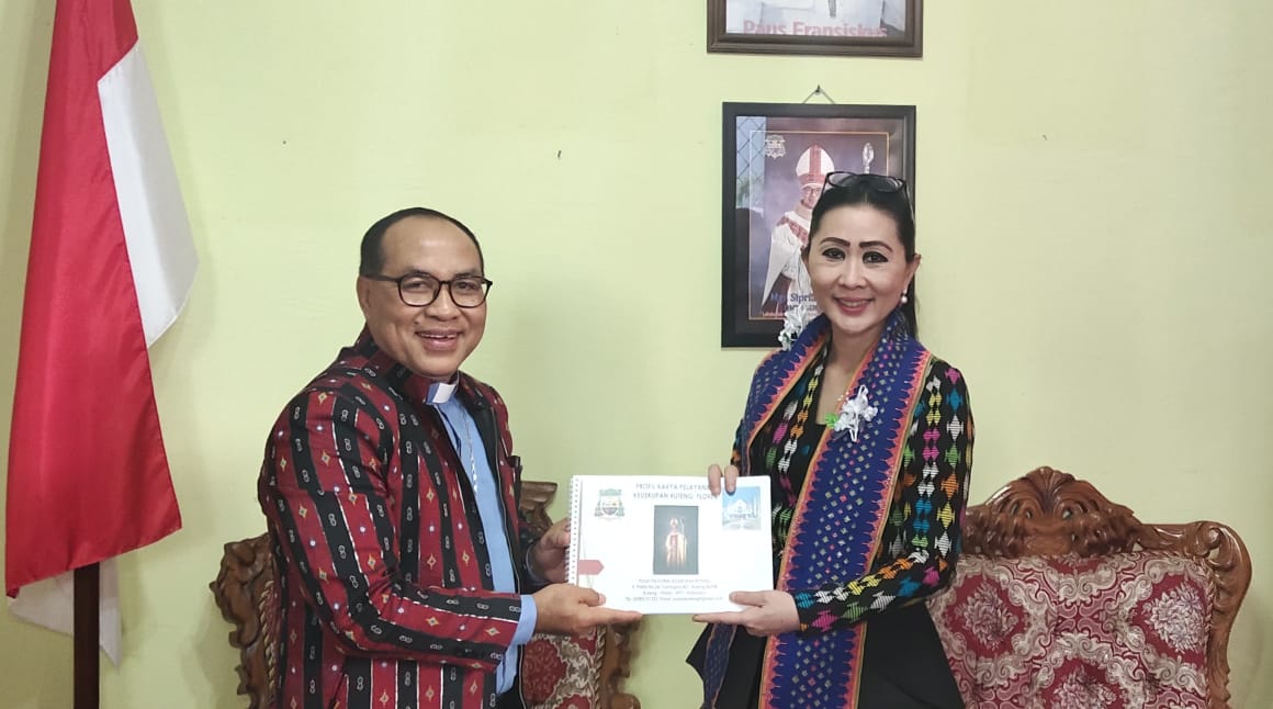 Uskup Ruteng Mgr Sipranusi Hormat menyerahkan  dokumen perencanaan pastoral Keuskupan Ruteng kepada anggota DOR RI Julie Sutrisno.