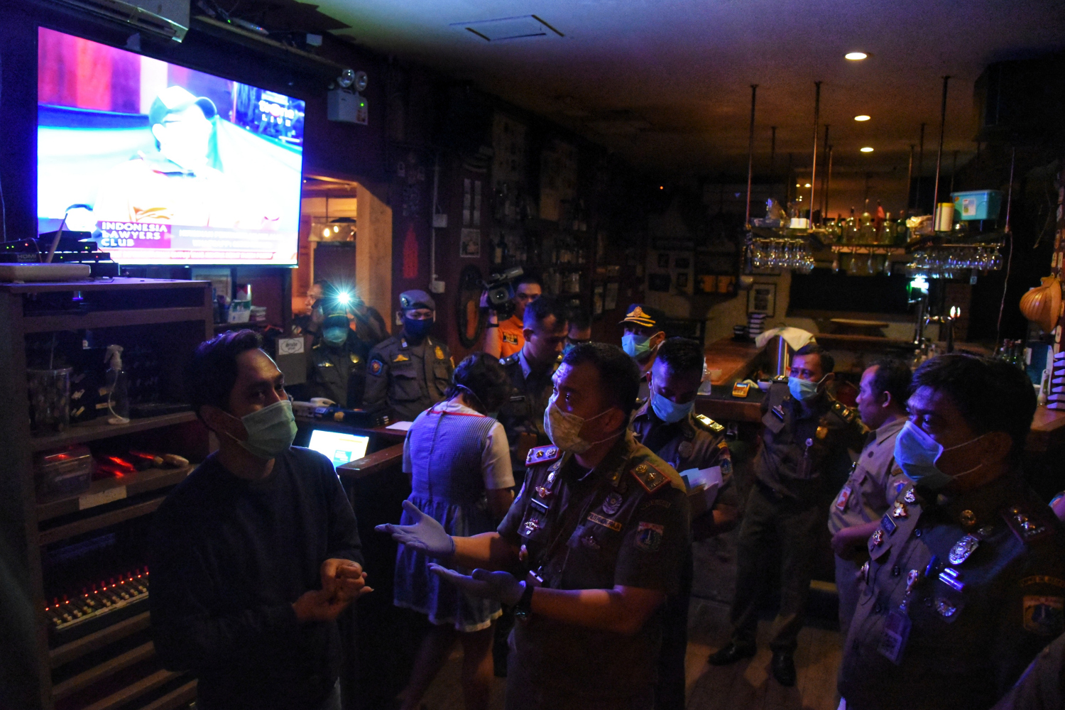 Satpol PP DKI Jakarta melakukan inspeksi di salah satu bar di kawasan Kemang, Jakarta Selatan