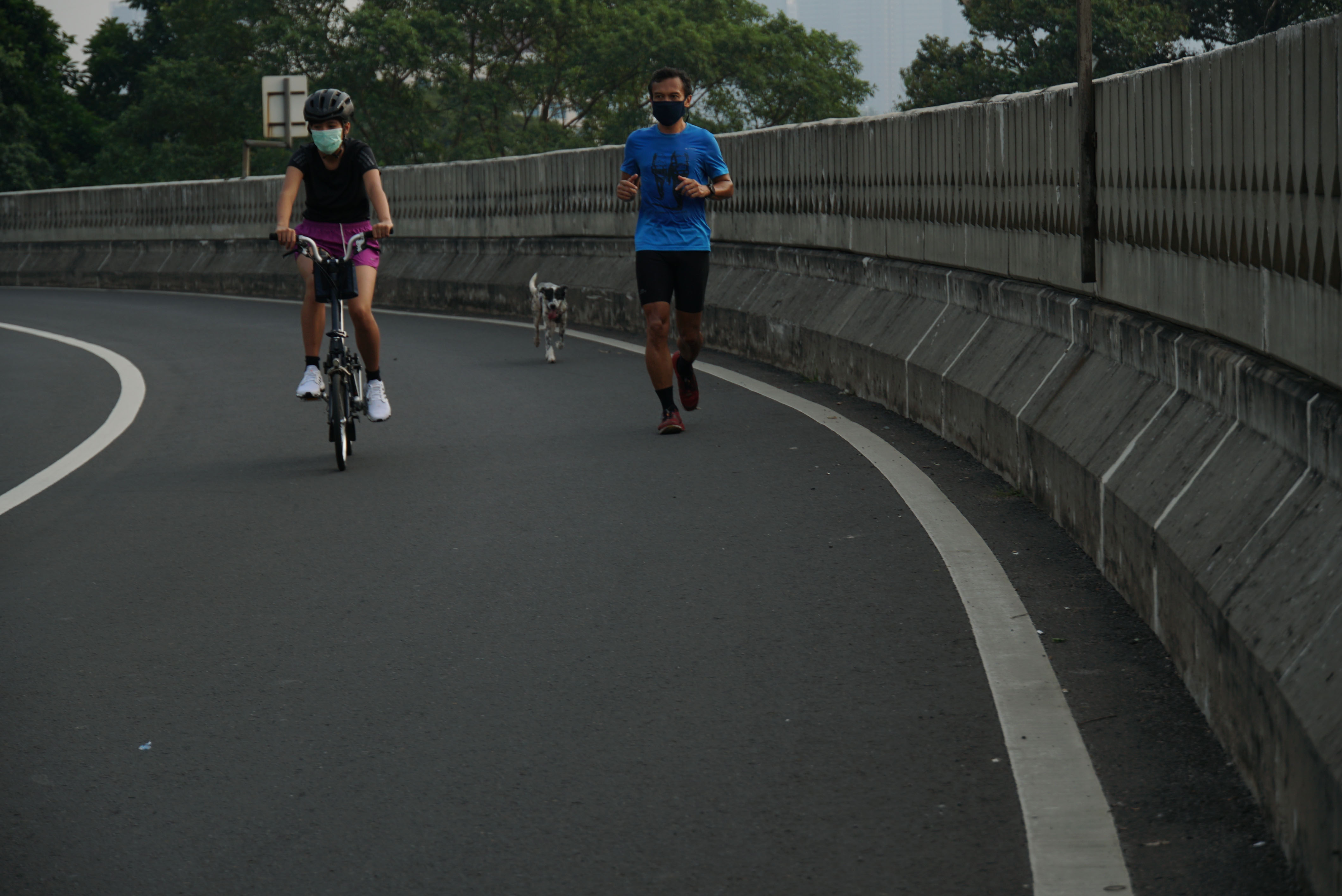 Warga berolahraga saat Hari Bebas Kendaraan Bermotor di Jalan Layang Non Tol Antarasari Jakarta