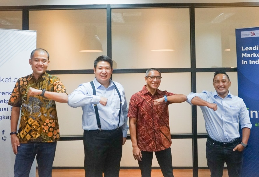 CEO Mbizmarket Rizal Paramarta (dua kiri) dan CEO Investree Adrian Gunadi (tiga kiri) seusai kesepakatan