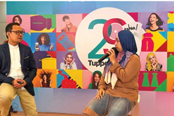 Roi Anjas Suprayogi (Sales Training Manager Tupperware Indonesia) berbincang dengan Tri lestari, SLD Husnul Aurora