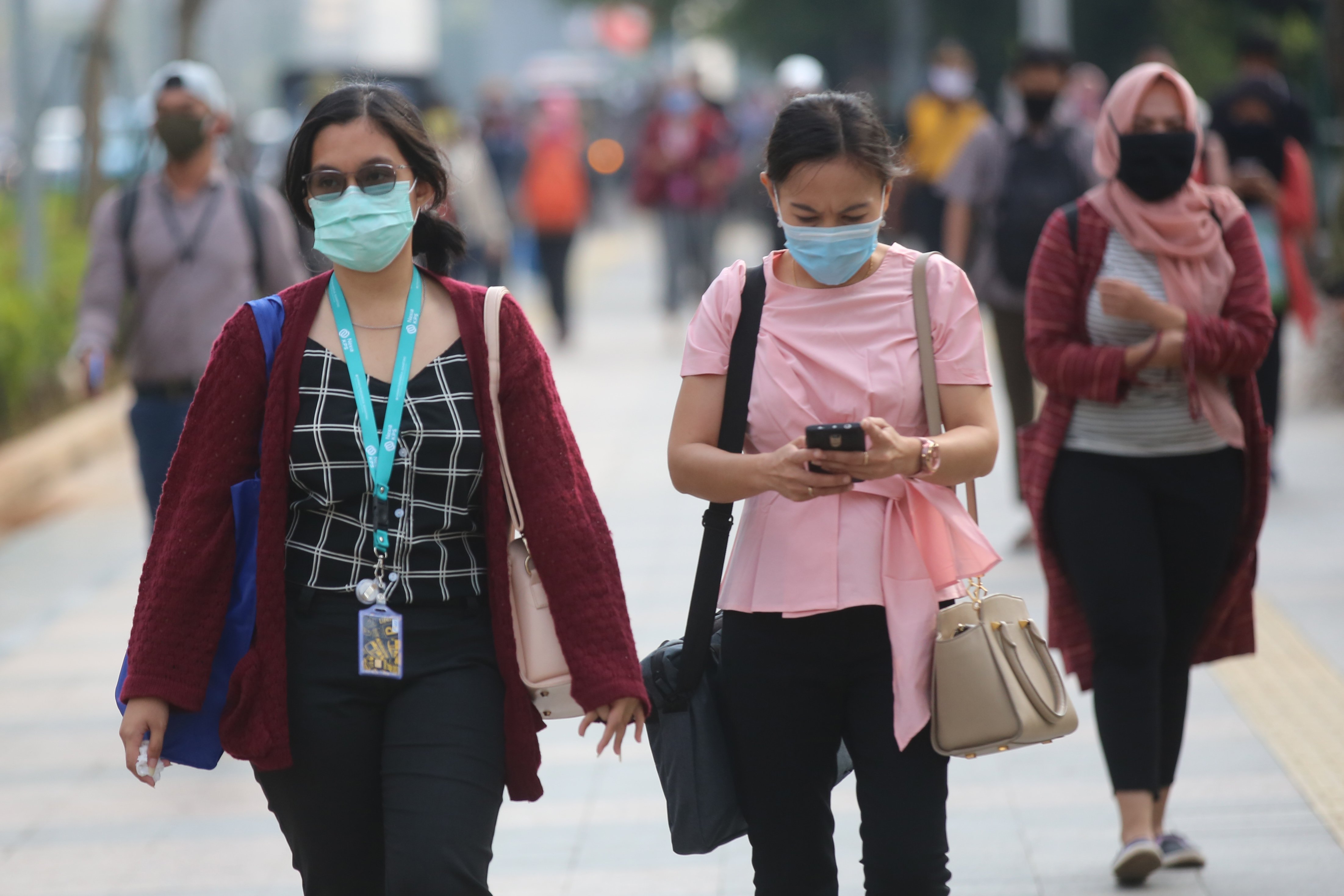 Pekerja menerapkan protokol kesehatan saat beraktivitas