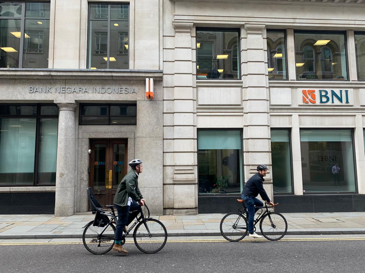 Warga bersepeda di depan Kantor Cabang Luar Negeri BNI London, Minggu (19). BNI siap menjadi bank pilihan 7 juta Diaspora Indonesia.i