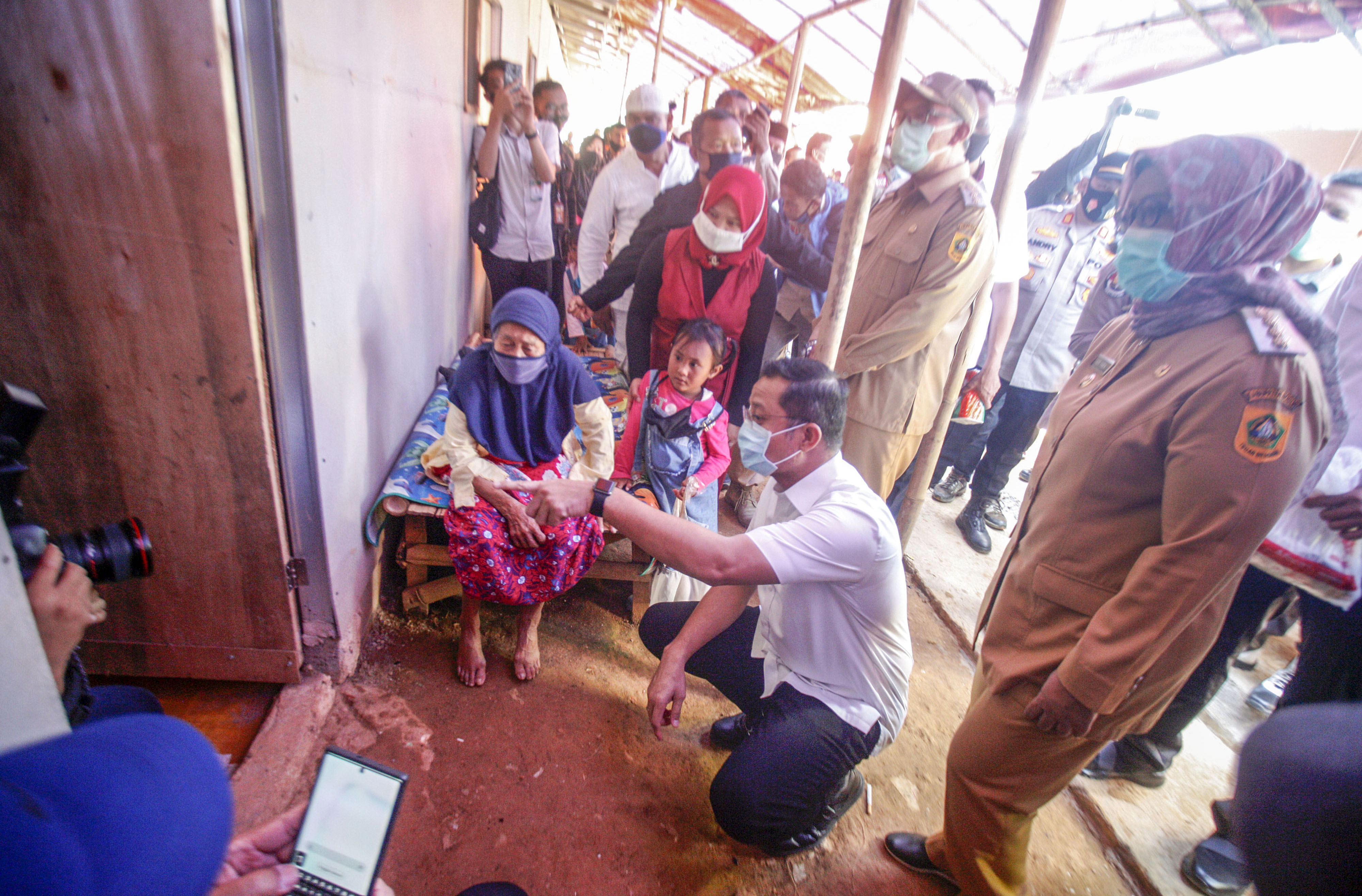 Menteri Sosial Juliani Batubara meninjau hunian sementara korban banjir bandang dan longsor di Sukajaya, Bogor, Jawa Barat, Senin (6/7)