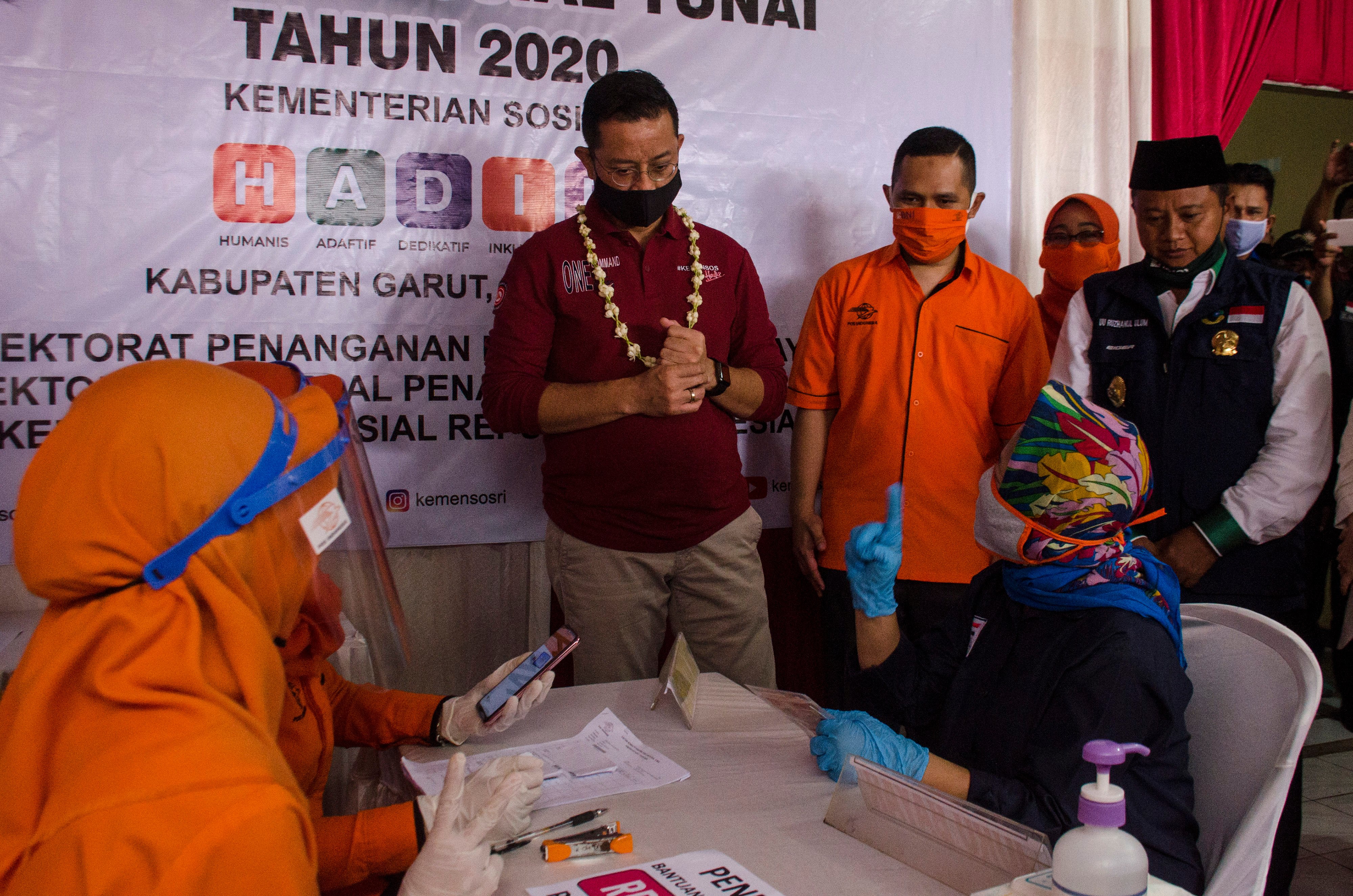 MENSOS TINJAU PENYALURAN BANTUAN SOSIAL DI GARUT, 19 Juni 2020.