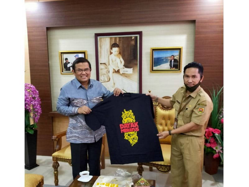  Rektor ULM Banjarmasin Prof Sutarto (baju biru) saat menerima kunjungan Ketua Kumdatus, Boejamin Uhil