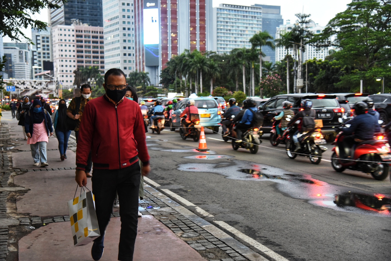 Aktivitas masyarakat yang bekerja di kantor saat pandemik covid-19