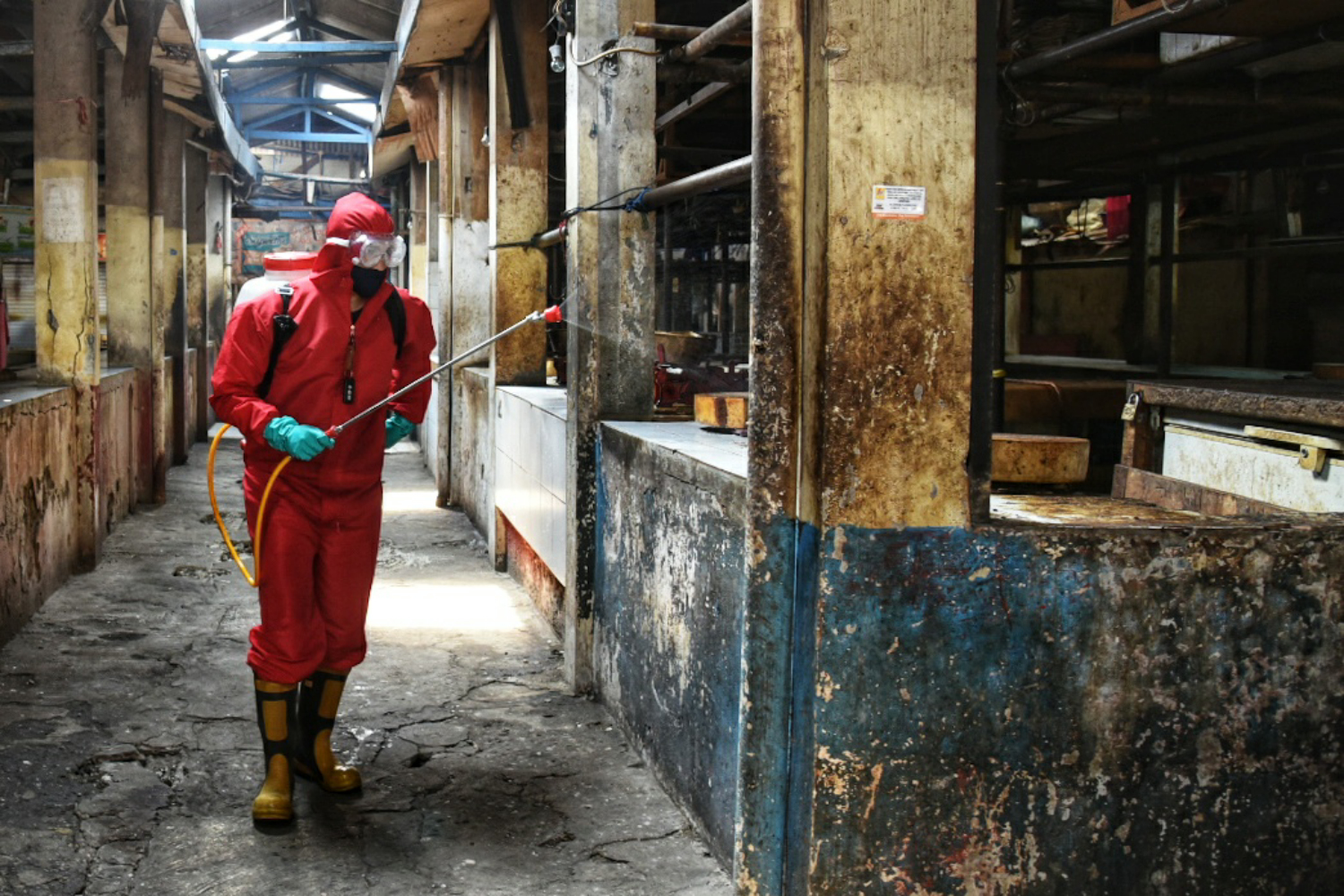 Petugas dari Pemadam Kebakaran Jakarta Pusat melakukan penyemprotan disinfektan di area Pasar Cempaka Putih, Jakarta Pusat.