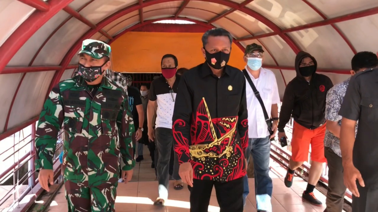 GUBERNUR Sulawesi Selatan Nurdin Abdullah, meninjau progres proses taksasi pembangunan Stadion Mattoanging Makassar.