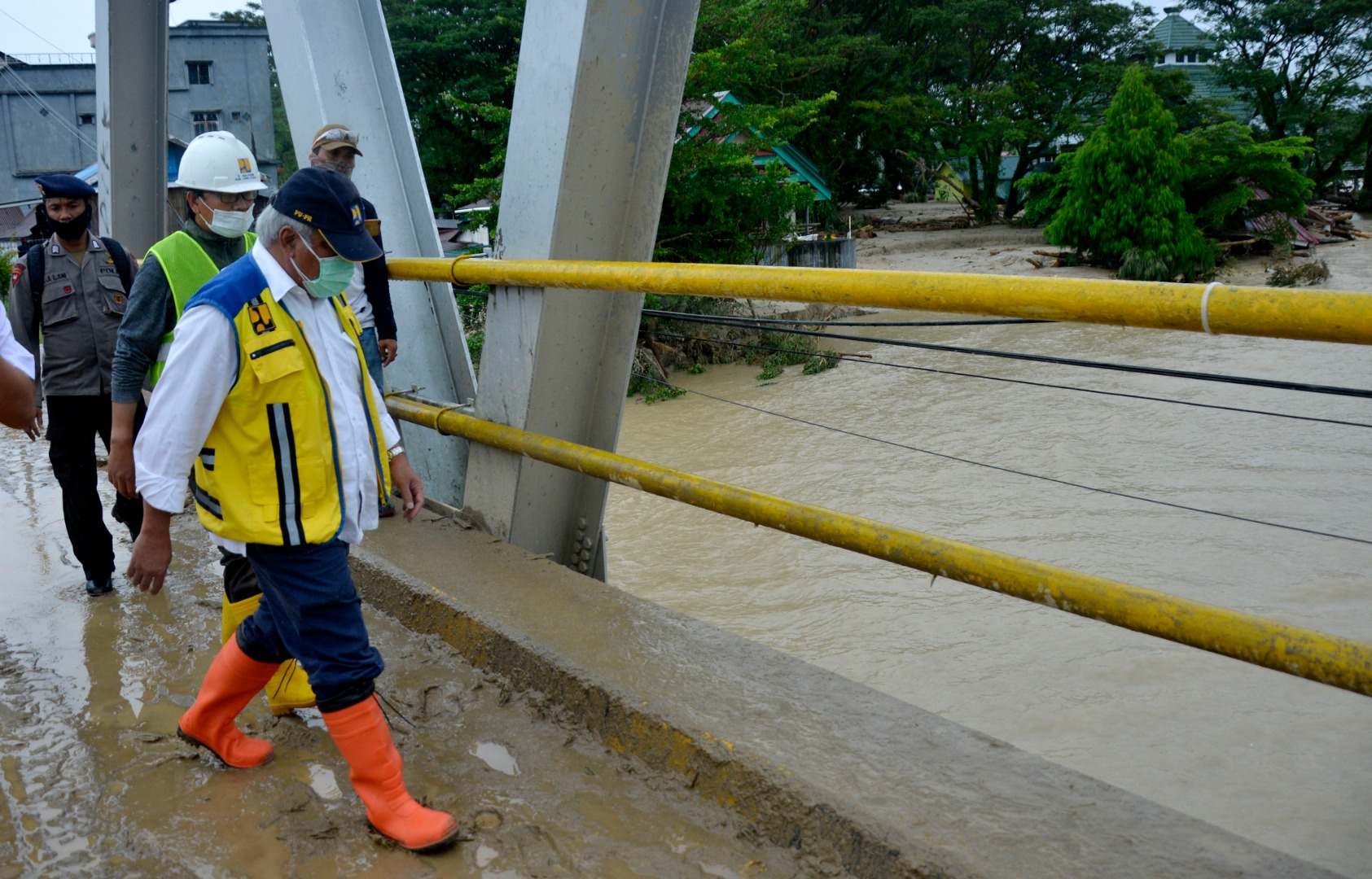 Menteri PUPR Basuki Hadimuljono saat meninjau lokasi banjir bandang di Masamba, Kabupaten Luwu Utara.
