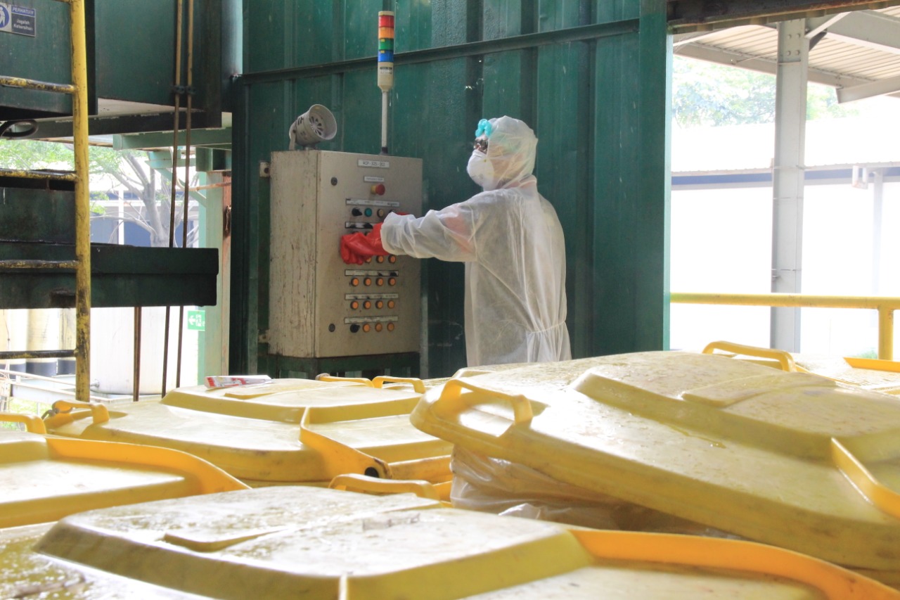 Seorang petugas sedang memusnahkan limbah medis infeksius Covid-19