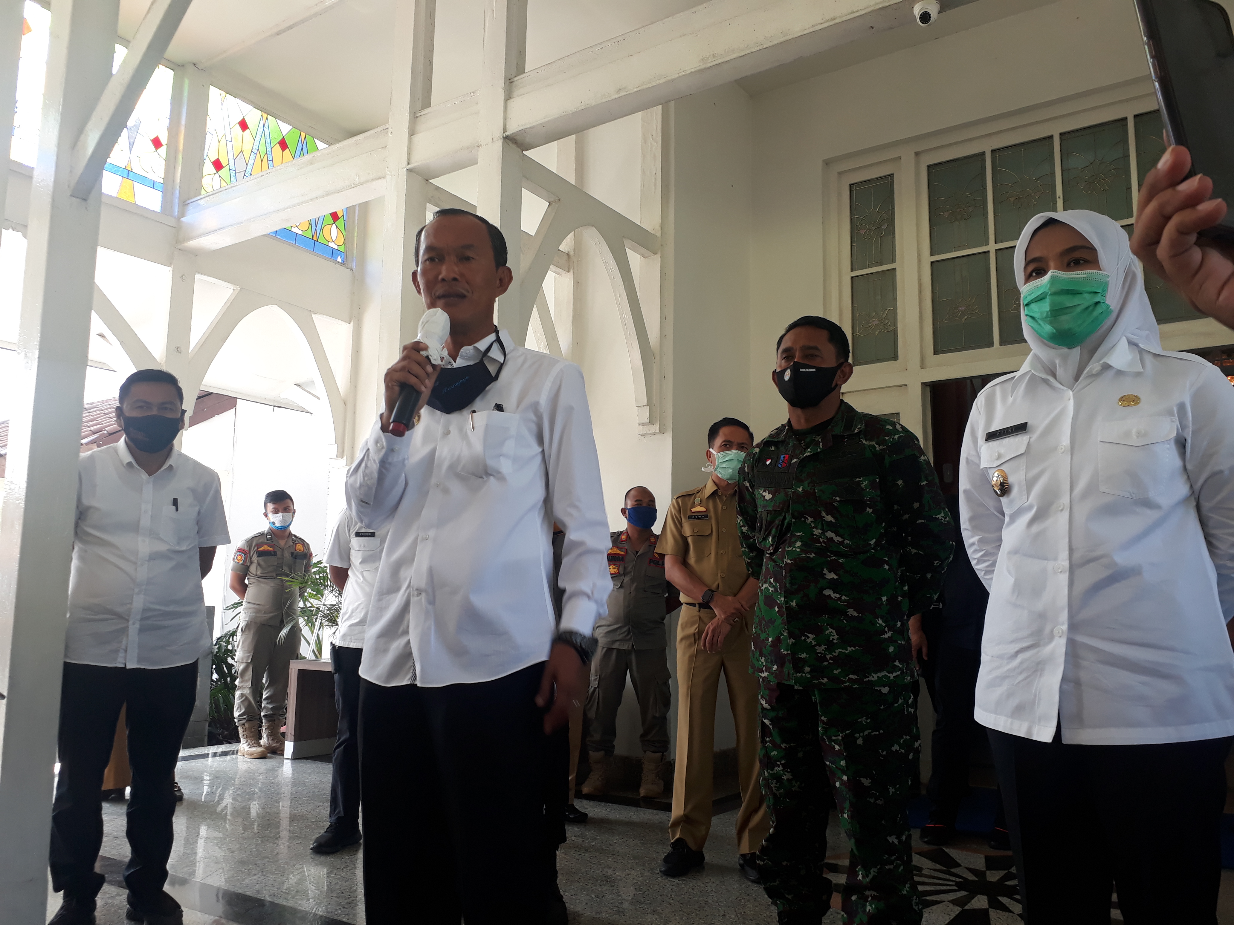 Wali Kota Palembang Harnojoyo (tengah) menyatakan Palembang kini masuk zona merah setelah sebelumnya masuk zona oranye.