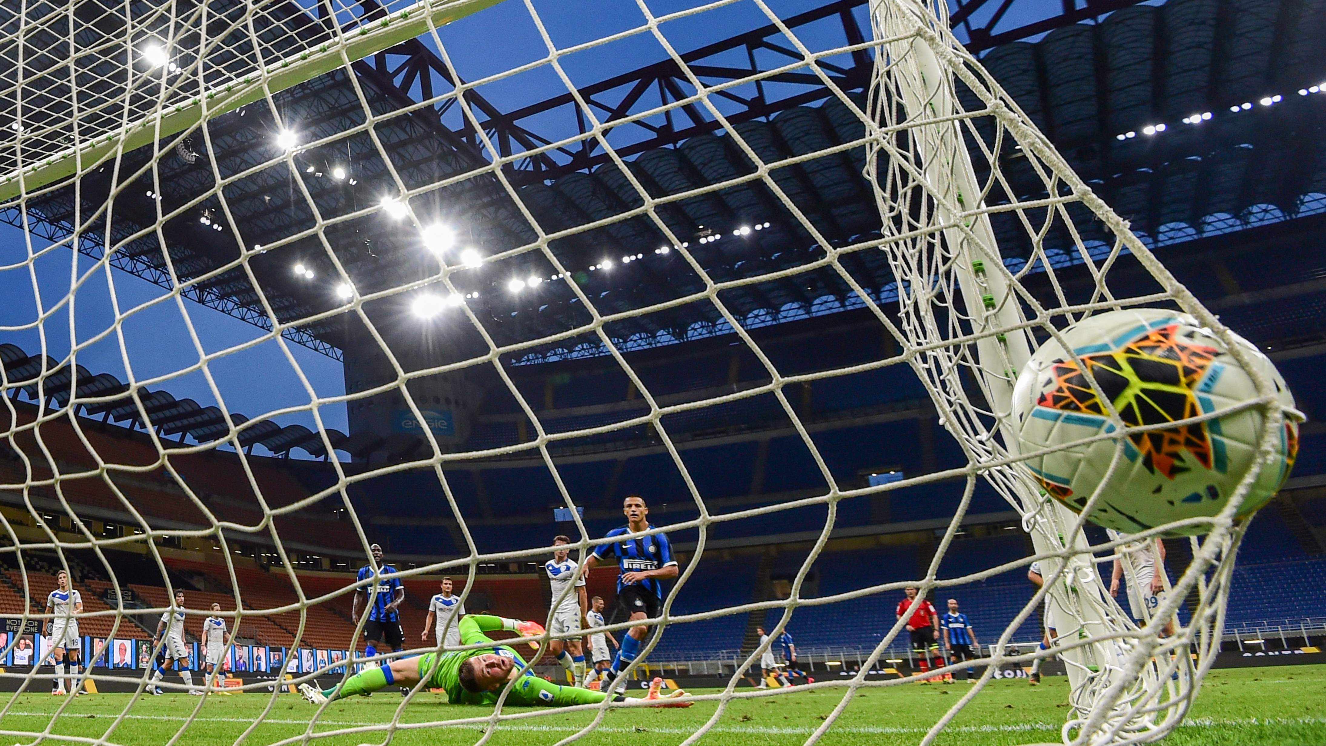 Kiper Brescia Jesse Joronen gagal menghadang bola tendangan pemain Inter Milan dalam laga Seri A, kamis (2/7). Brescia kalah 0-6. 
