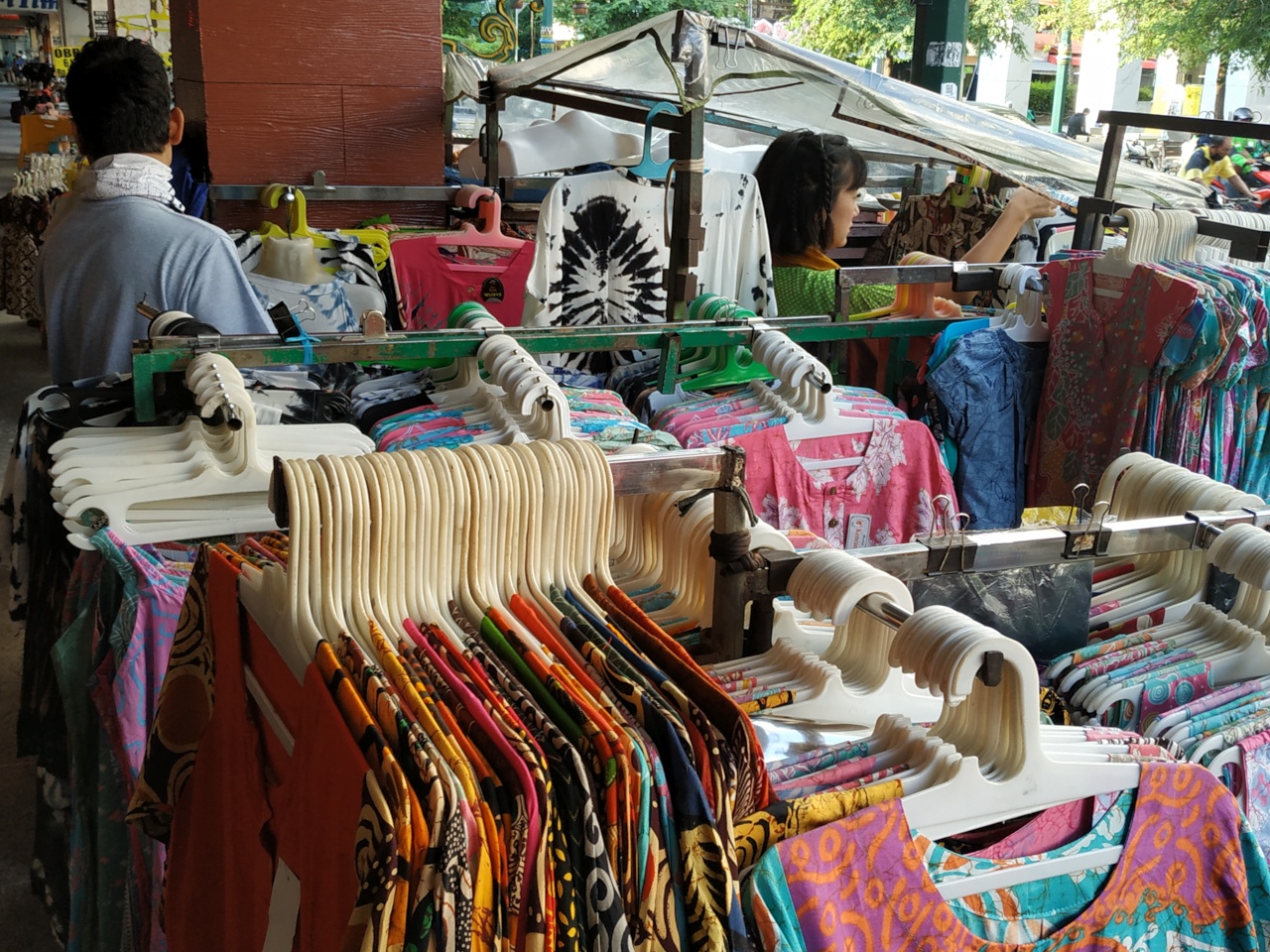 Pedagang kaki lima di Malioboro Yogyakarta mulai menggeliat setelah mulai berdatangan wisatawan ke daerah itu.