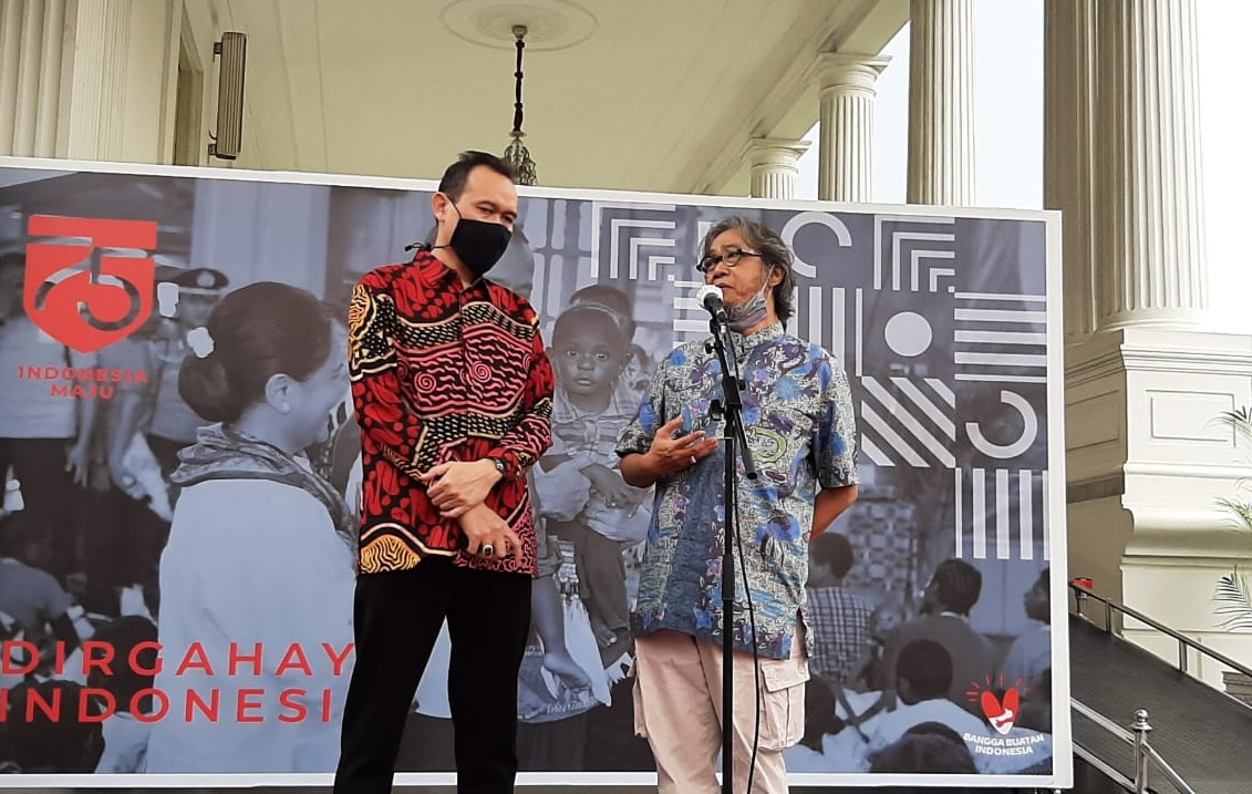 Butet Kertaradjasa dan Cak Lontong seusai mengikuti pertemuan antara Presiden Jokowi dan seniman.