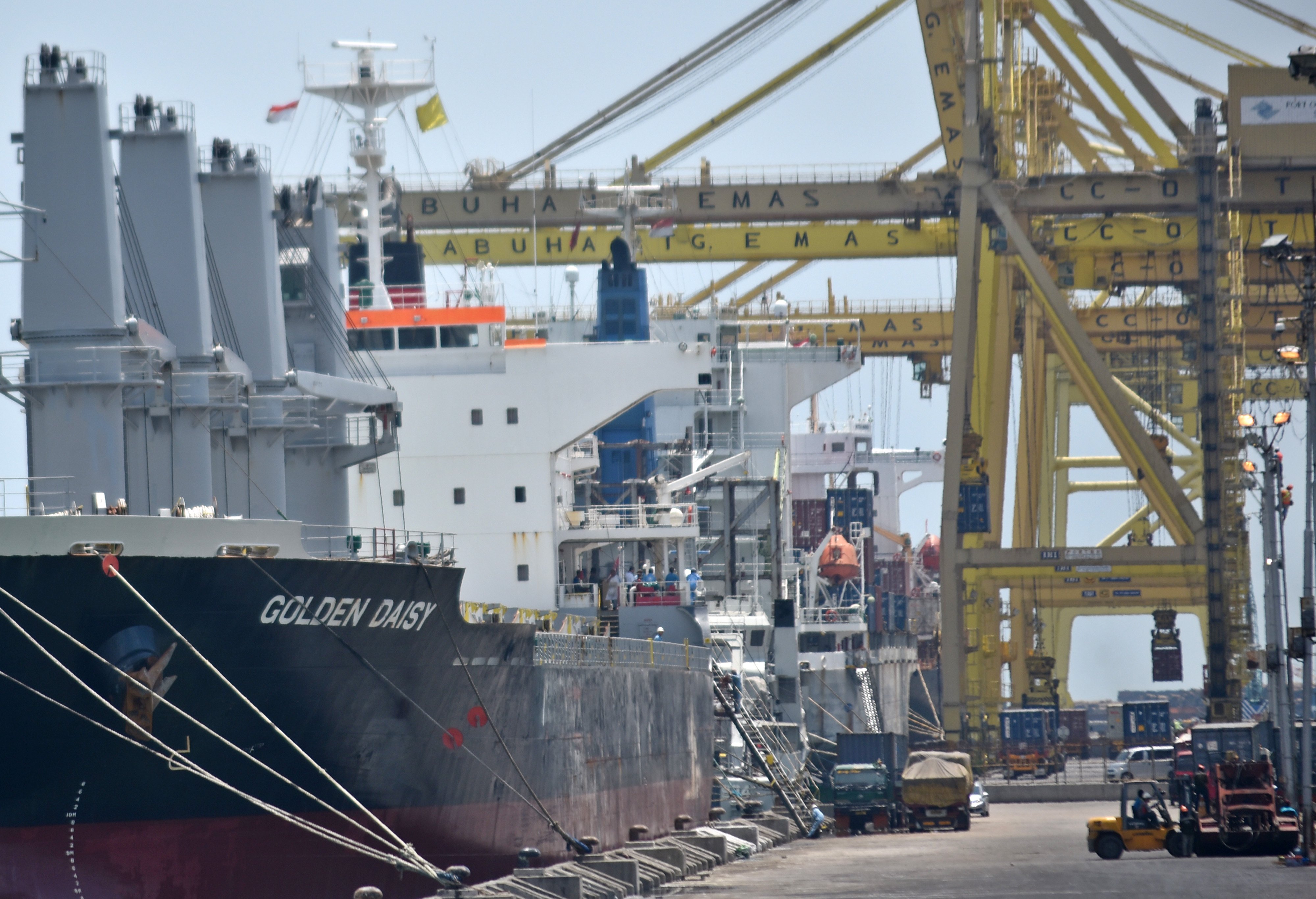 Proses bongkar muat peti kemas berlangsung di Pelabuhan Tanjung Emas, Semarang, Jawa Tengah.
