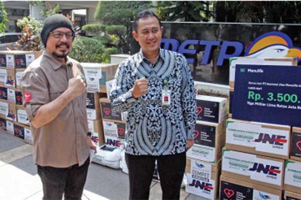 Founder Benihbaik.com Andy Noya (kiri) berfoto bersama Direktur Umum & Operasional RS Kanker Dharmais Jakarta, Dr Soeko Werdi Nindito