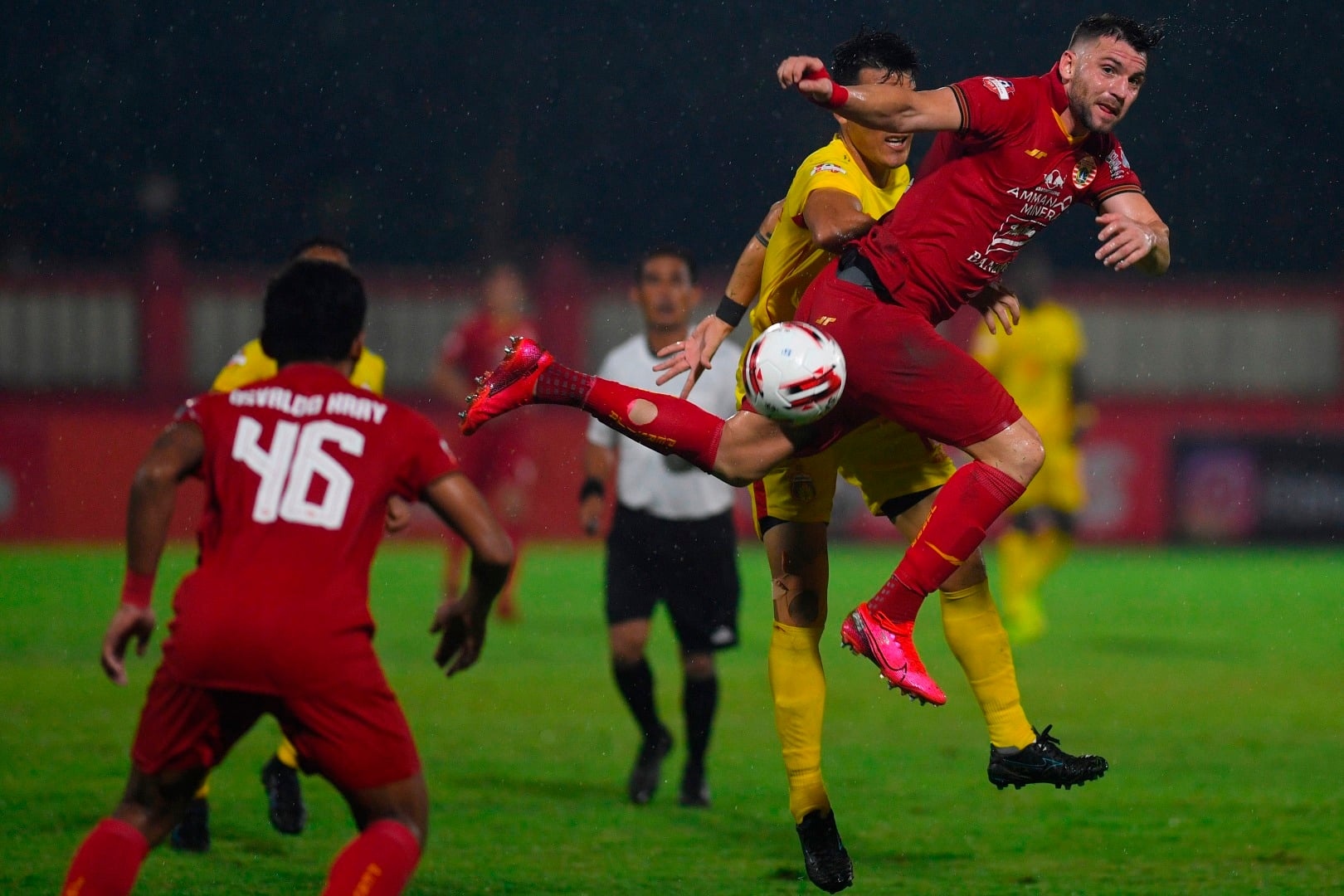 Pesepak bola Persija Jakarta berebut bola dengan pesepak bola Bhayangkara FC di Stadion PTIK, Jakarta.