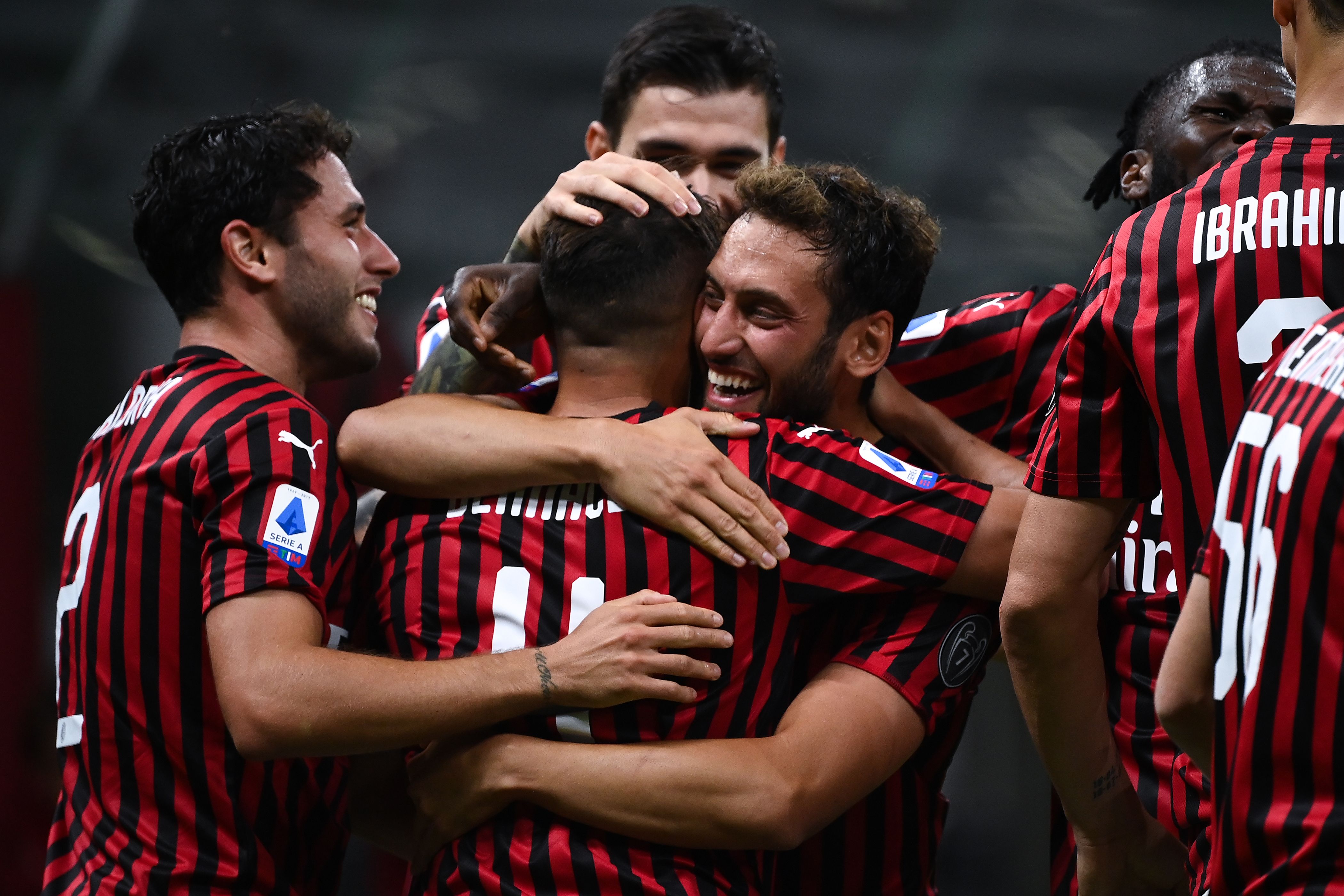 Para pemain AC Milan melakukan selebrasi usai mencetak gol ke gawang Bologna dalam laga lanjutan Serie A.