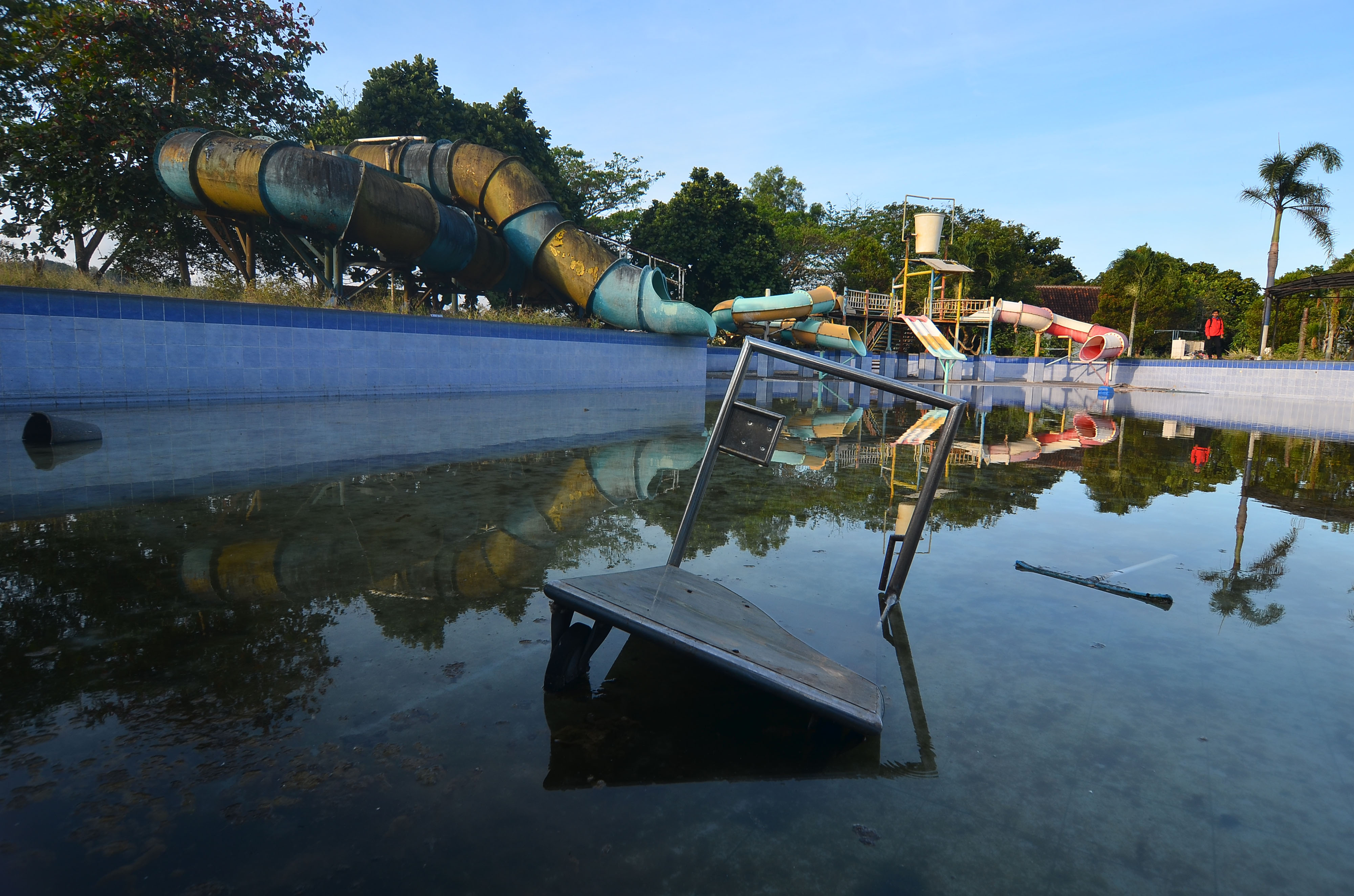 Kolam renang Banjar Water Park yang terbengkalai dan menggunakan APBD Kota Banjar.