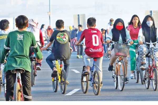Warga bersepeda di Jembatan Suroboyo, Surabaya, Jawa Timur, kemarin. Sebagian dari mereka ada yang tanpa masker