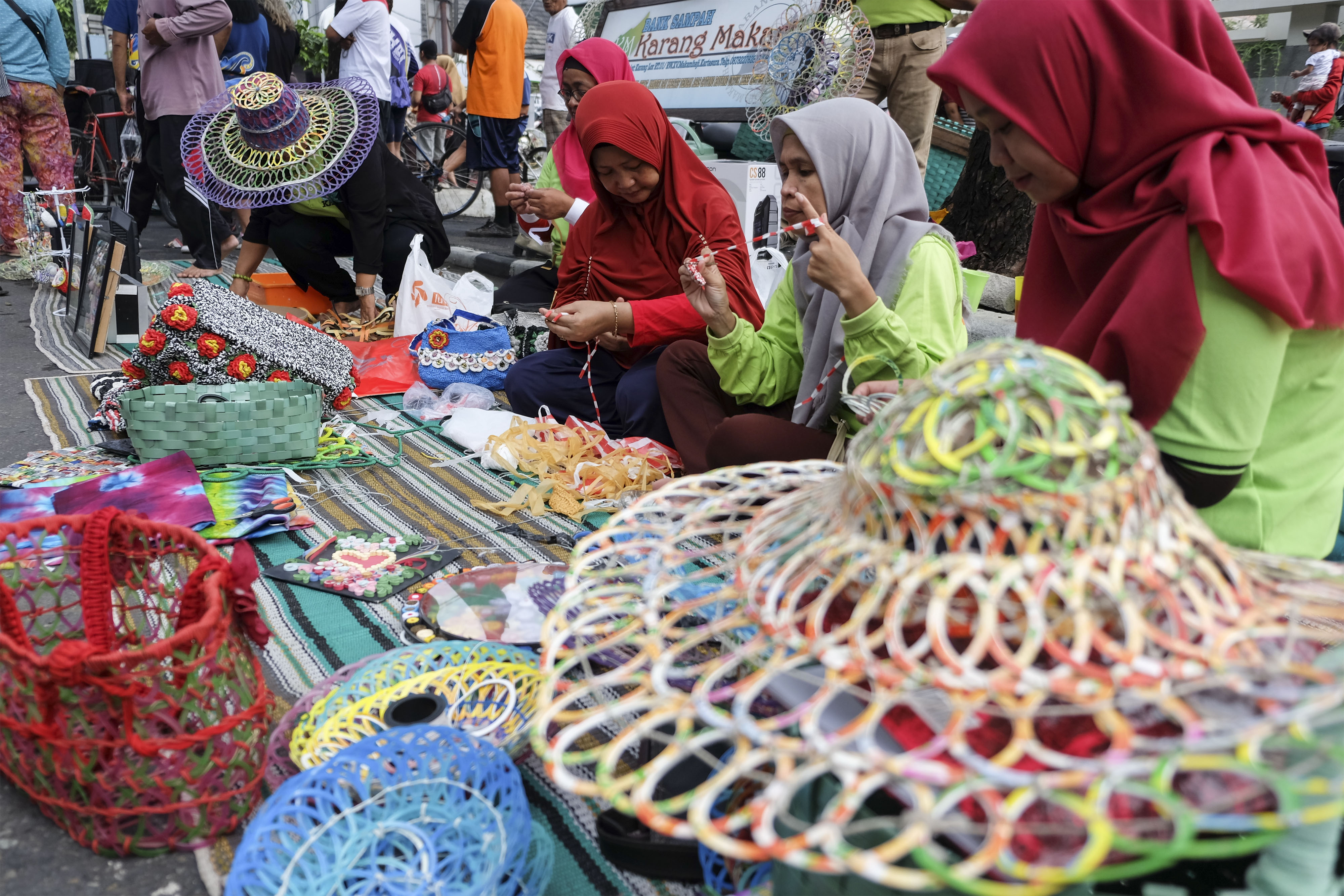 Kegiatan dan kreativitas warga memanfaatkan sampah plastik menjadi produk bernilai seni sekaligus sosialisasi pemanfaatan daur ulang sampah.