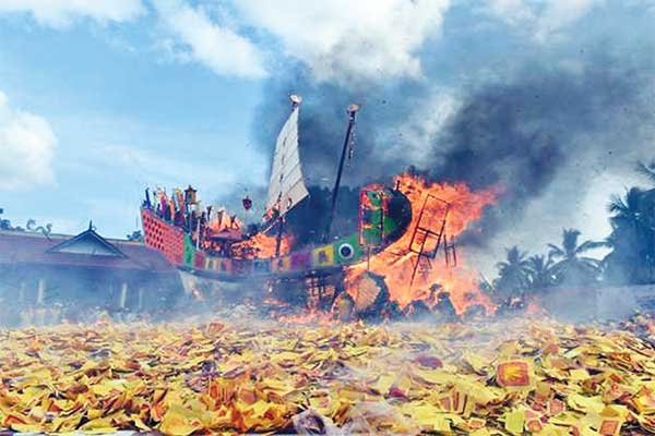 Tradisi bakar Tongkang